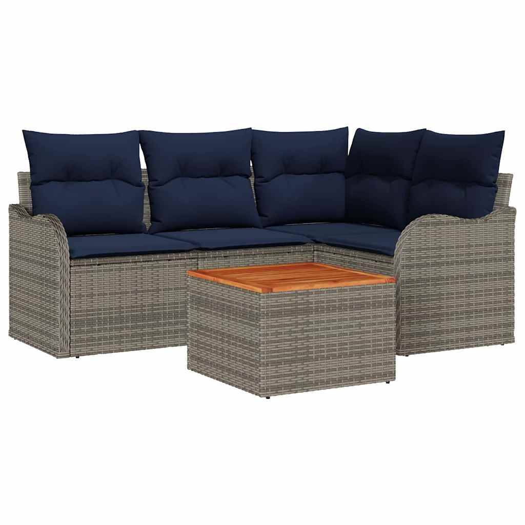 Wickel-Außenecksofa mit marineblauen Kissen und passendem quadratischem Couchtisch mit Holzplatte.