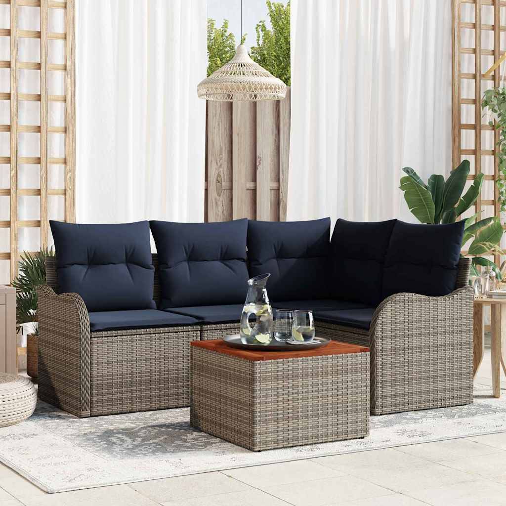 Outdoor-Terrassenmöbelset mit Rattan-Ecksofa, marineblauen Kissen und passendem Couchtisch in einem hellen, luftigen Raum.
