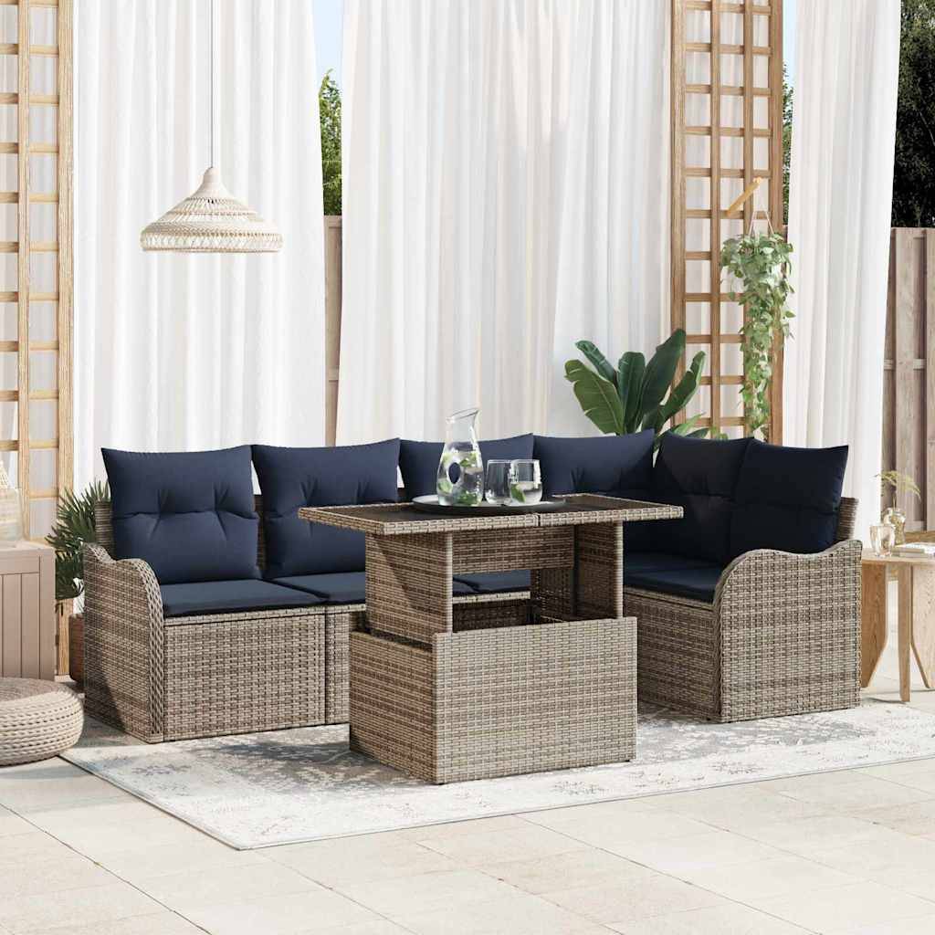 Gartenmöbel-Sitzgruppe mit geflochtenem Ecksofa, Couchtisch und dunklen Kissen in einer hellen überdachten Lounge.