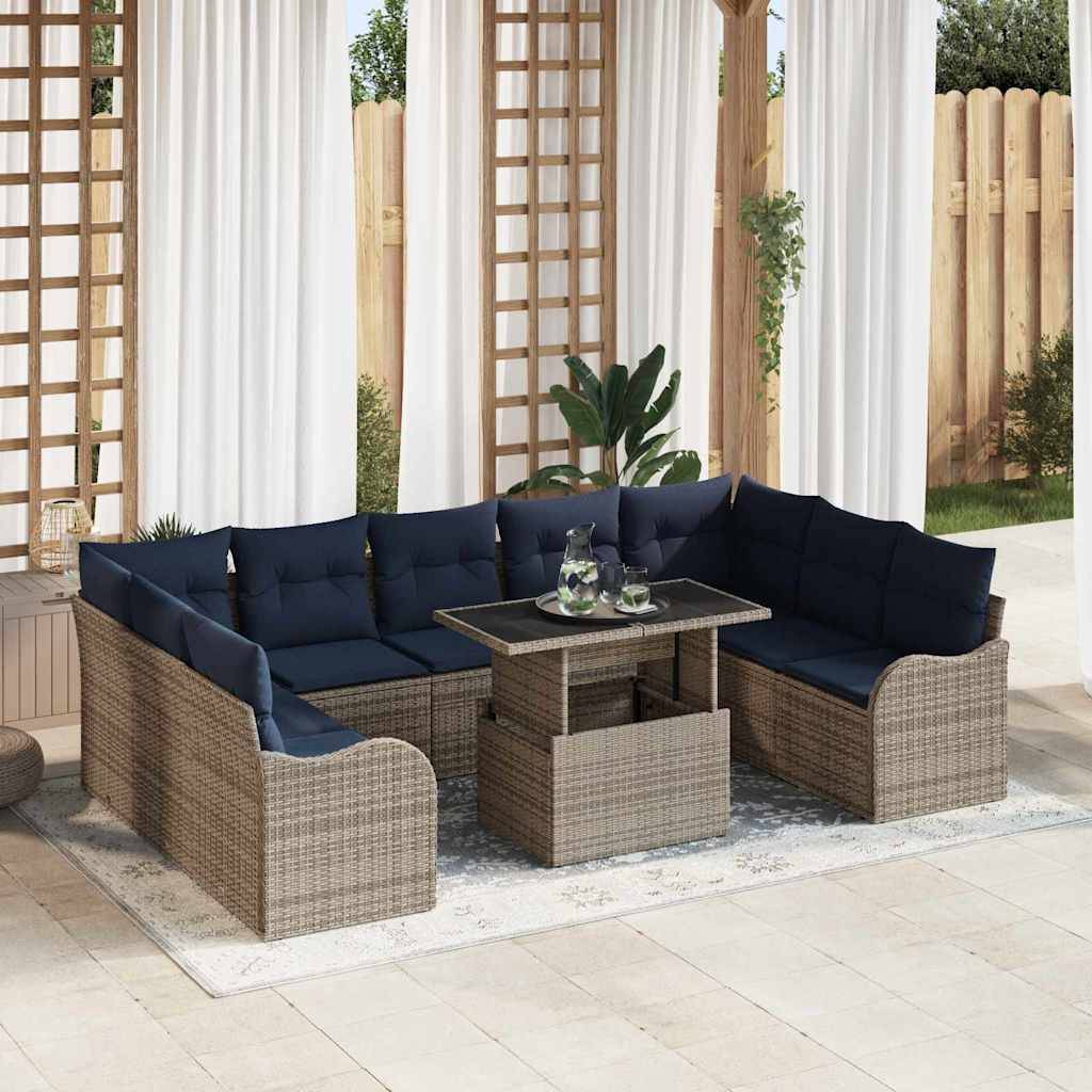 Outdoor-Terrassensofa-Set mit Eckgarnitur und dunkelblauem Polster, dazu ein passender Couchtisch und helle Gardinen in einer hellen Gartenumgebung.