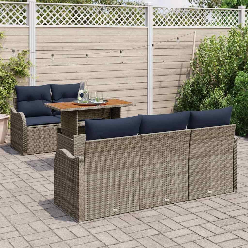 Gartenset für Außenterrasse mit gewebtem Rattansofa, passenden Stühlen und einem kleinen Tisch mit Gläsern und Krug auf einer gepflasterten Terrasse.