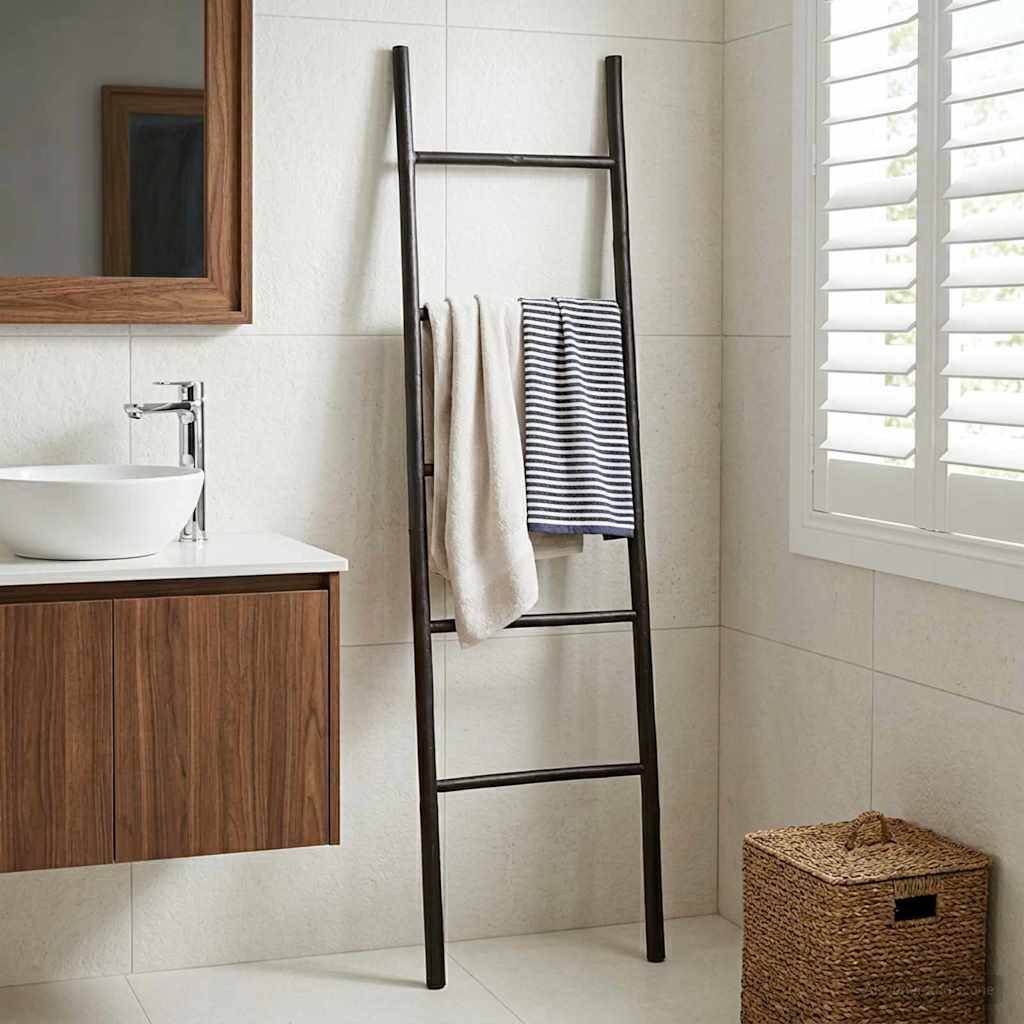 Modernes Badezimmer mit wandmontiertem Holzwaschbecken und Waschbecken, schwarzem Leiter-Handtuchständer, Fensterläden und gewebtem Aufbewahrungskorb.