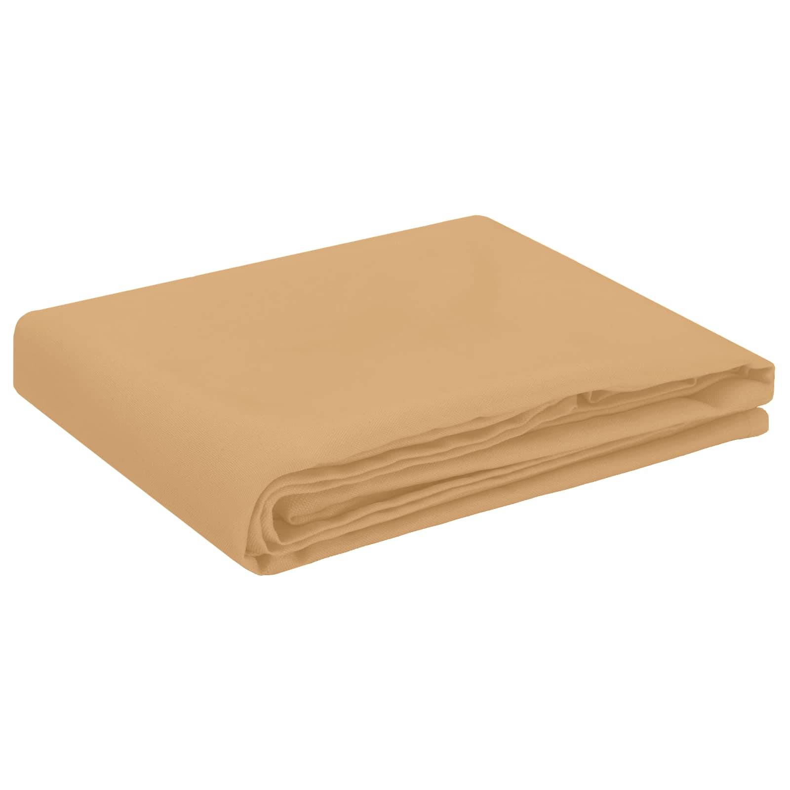Gefaltete beige Decke oder Stoff auf weißem Hintergrund.