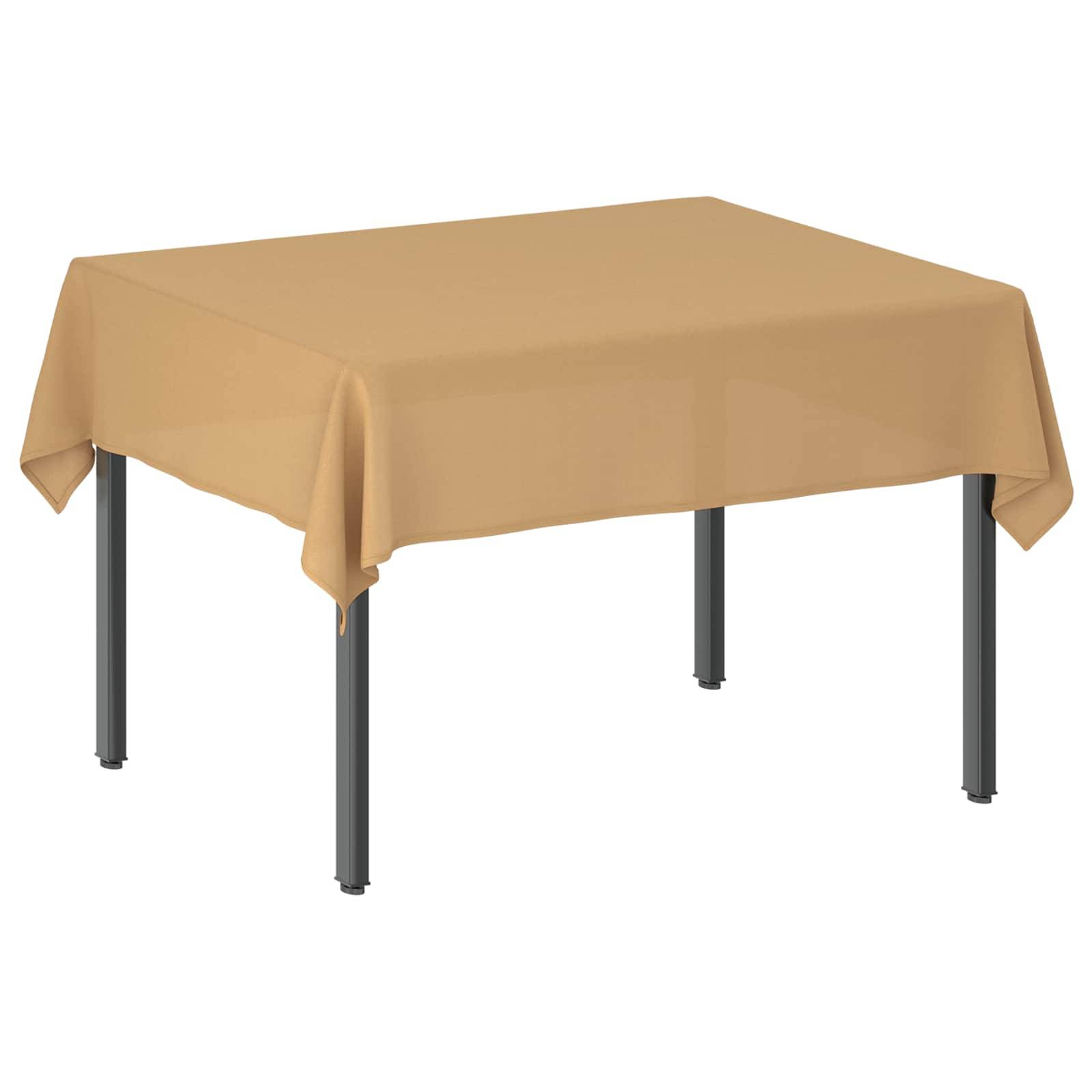 Quadratischer Tisch mit beige Tischdecke, dargestellt auf vier dunklen Beinen vor einem schlichten weißen Hintergrund.