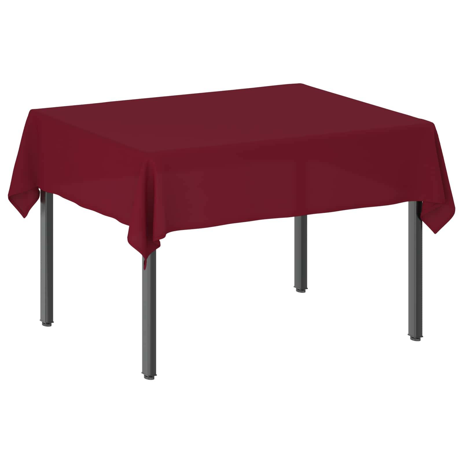 Quadratischer Tisch mit einer burgunderfarbenen Tischdecke, die die Tischplatte und die vier Metallbeine darunter zeigt.