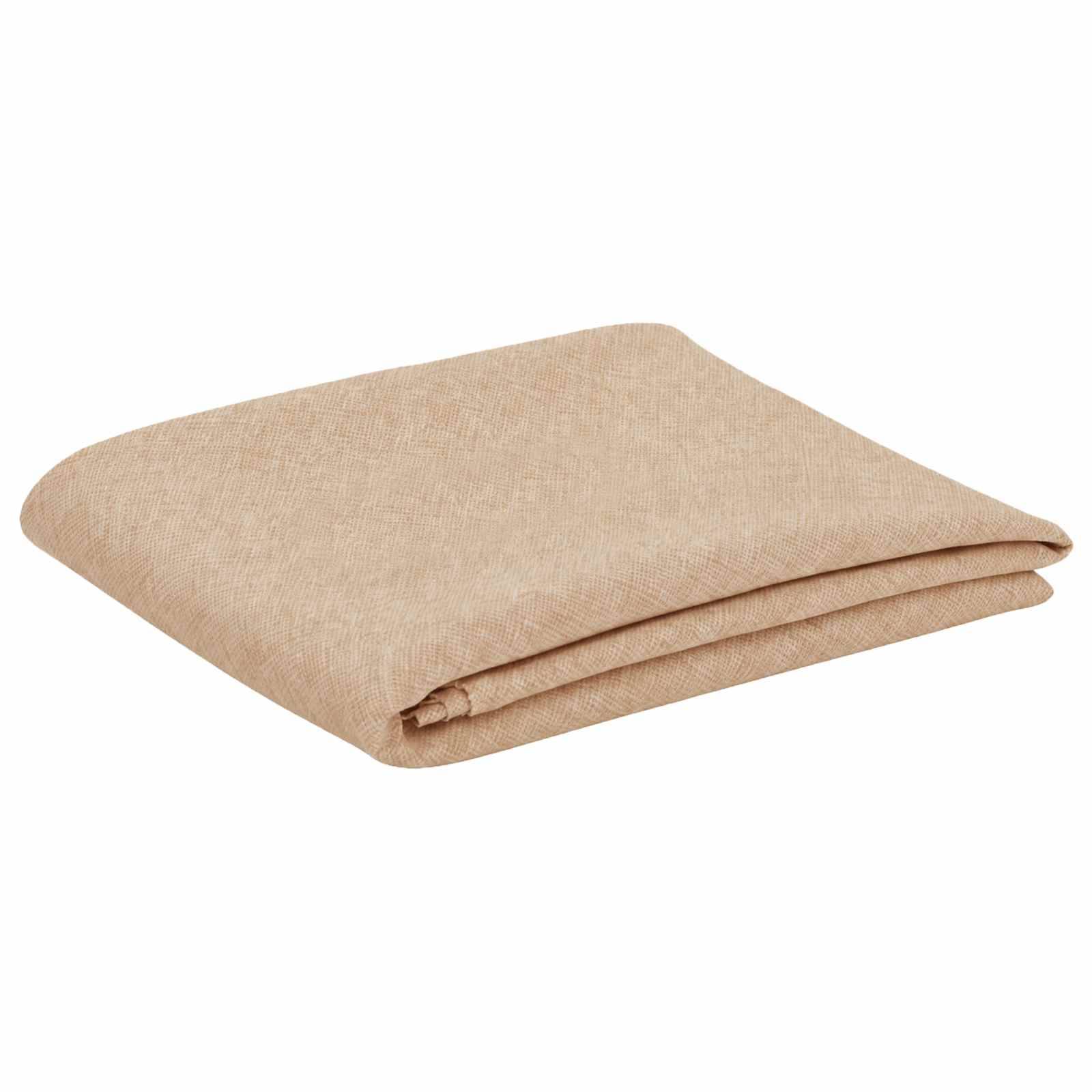 Gefaltete beige Stoffdecke oder Wurfdecke auf weißem Hintergrund.