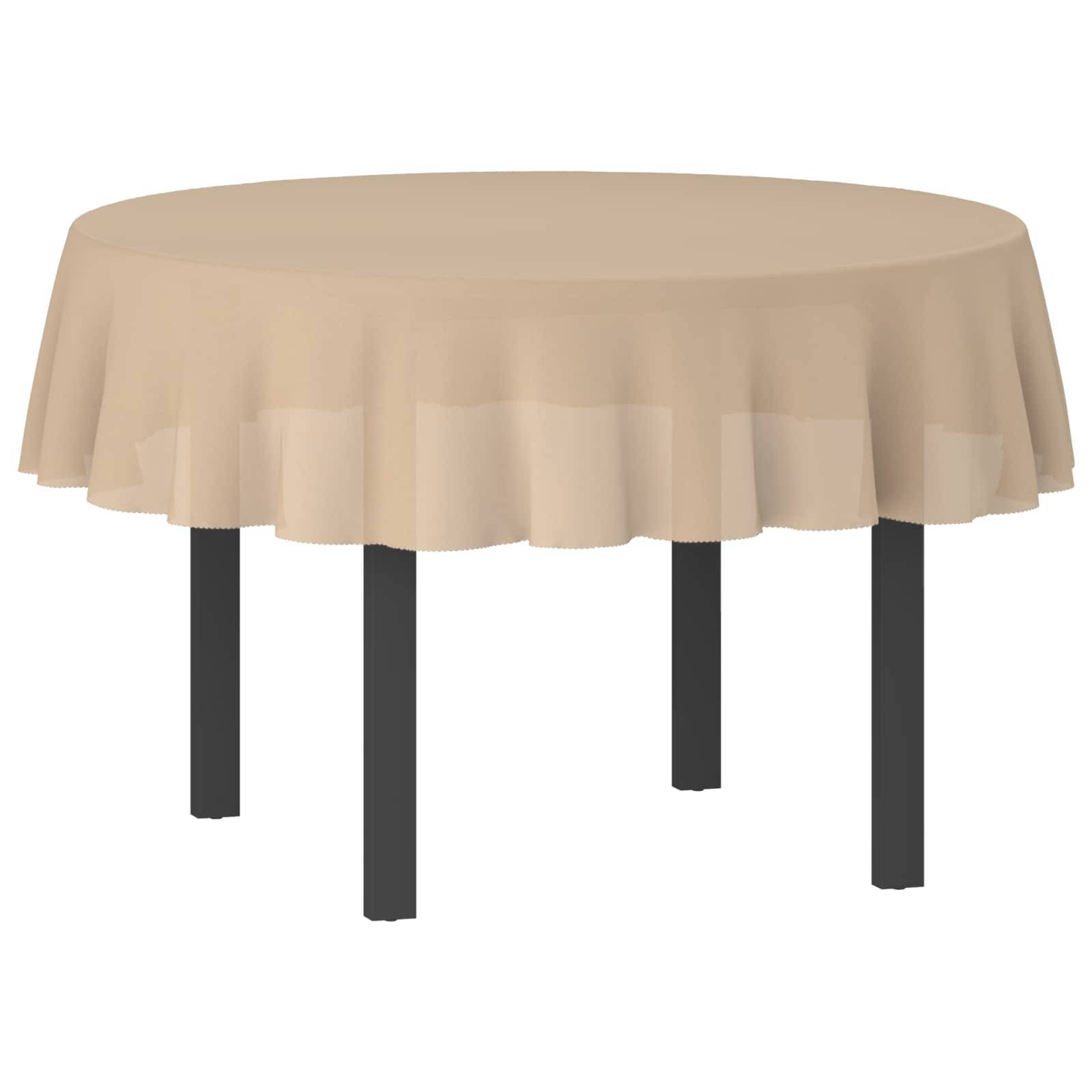 Runder Tisch mit beiger Tischdecke, mit vier dunklen Beinen, die darunter sichtbar sind.