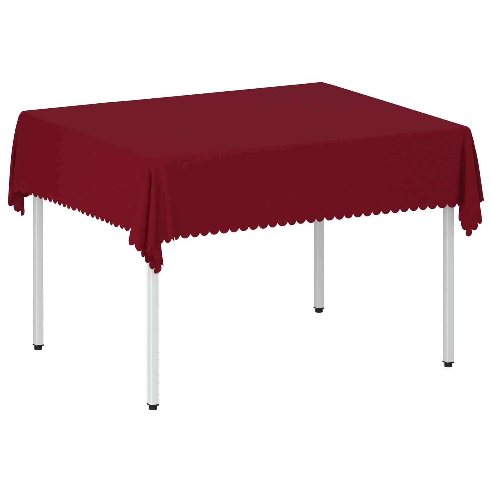 Ein rechteckiger Tisch mit einer dunkelroten Tischdecke, isoliert auf weißem Hintergrund dargestellt.