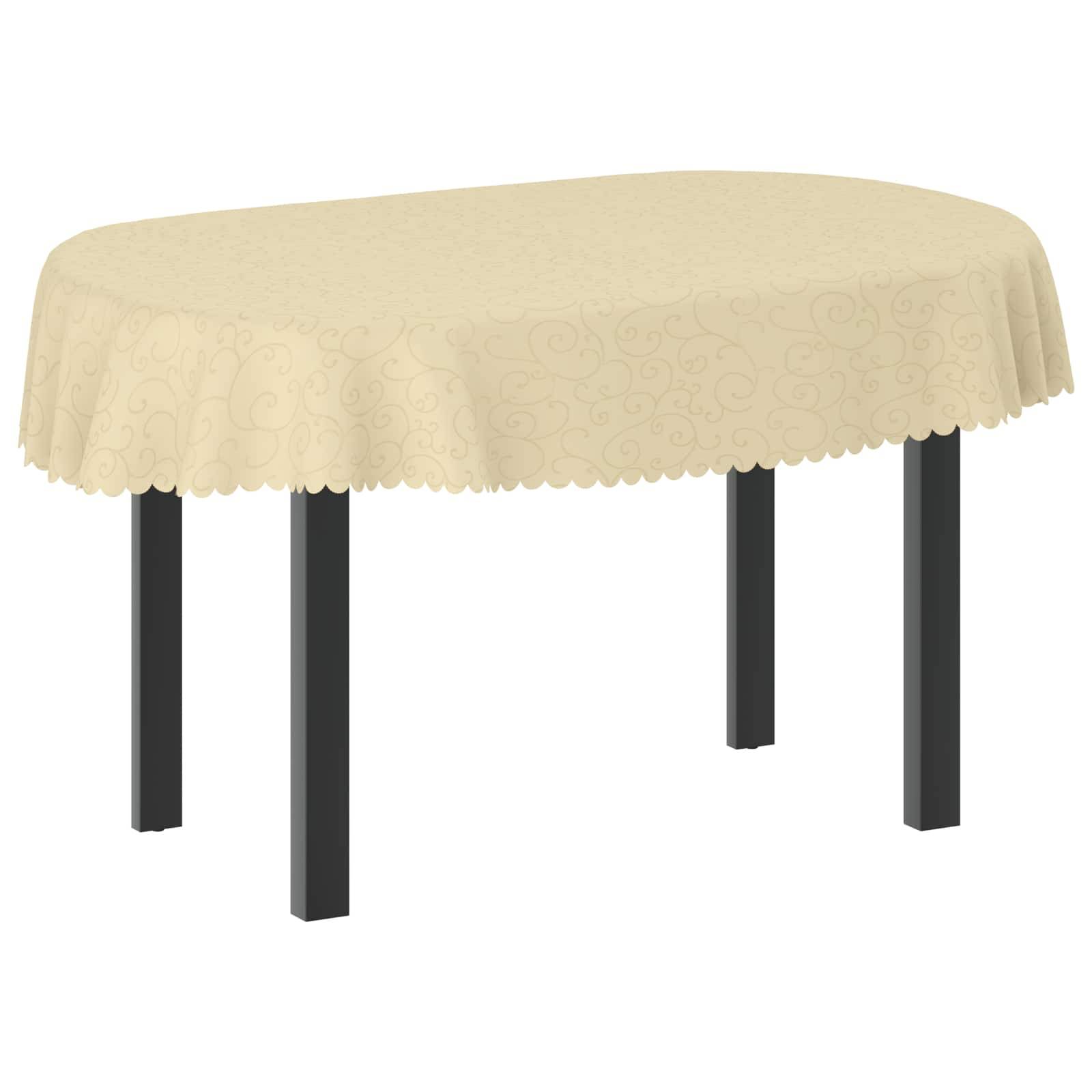 Ovaler Esstisch mit beigefarbiger Spitzentischdecke und vier dunklen Beinen auf weißem Hintergrund.