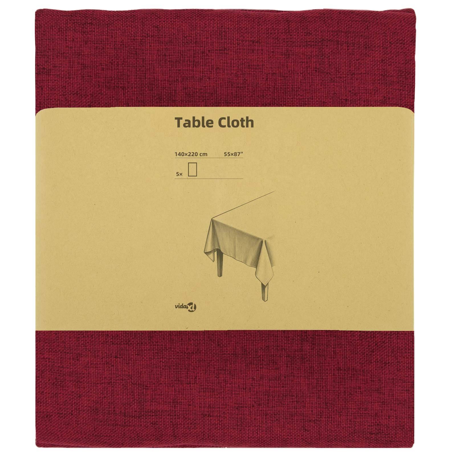Verpackte rote Tischdecke mit beigem Etikett mit der Aufschrift „Tischdecke