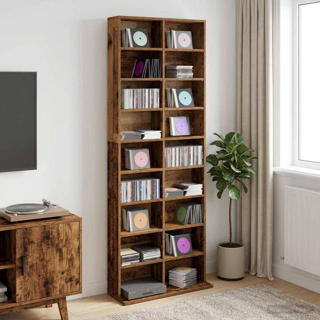 Hohes hölzernes Fächerregal voller CDs und Medienbehälter neben einer Topfpflanze und einem Fenster in einem Wohnzimmer.