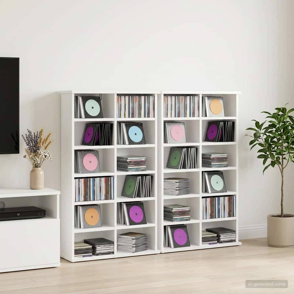 Zwei weiße Regale, die mit Schallplatten und gestapelten Alben gefüllt sind, in einem minimalistischen Wohnzimmer, mit einer Topfpflanze und einem Fernsehständer in der Nähe.