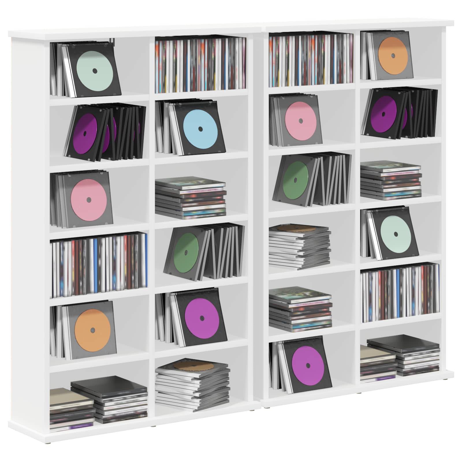 Weiße Regalelenheit gefüllt mit Schallplatten und Stapeln von Alben, organisiert in Fächern wie eine Schallplattensammlungsausstellung.