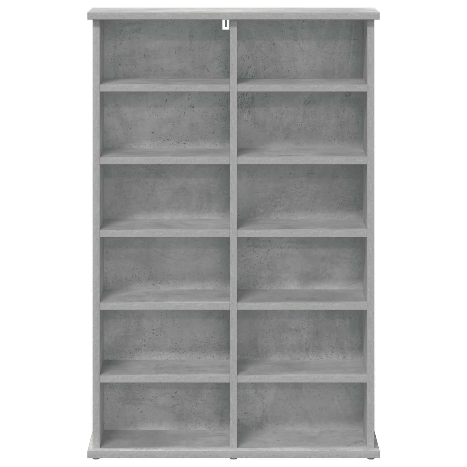 Hohes graugraues Bücherregal mit Betonoptik mit zwei Spalten aus je sechs leeren Regalen auf weißem Hintergrund.