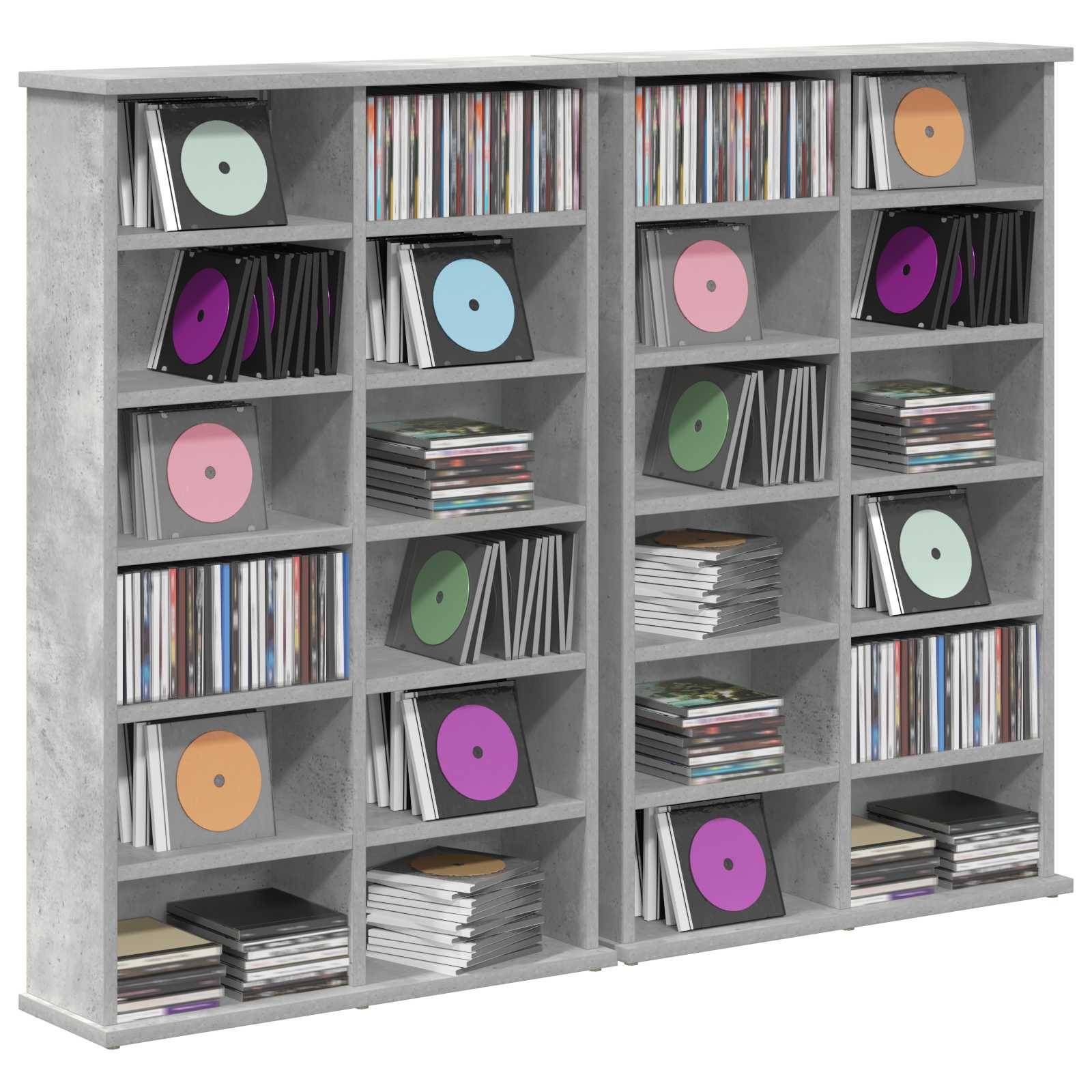 Graues Regalsystem gefüllt mit Schallplatten und gestapelten CDs, die in mehreren quadratischen Fächern angeordnet sind.