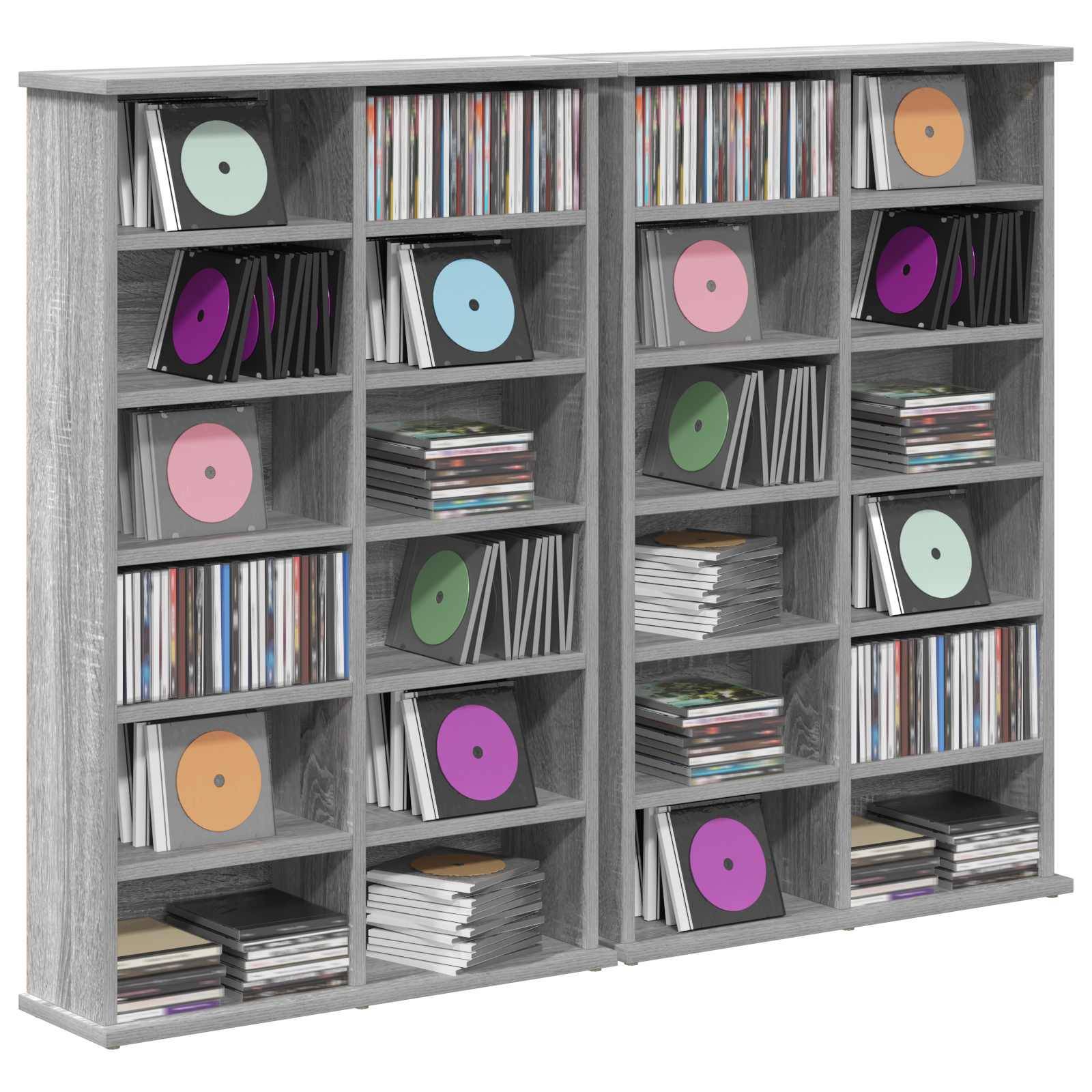 Graues Regalsystem gefüllt mit Schallplatten und gestapelten Medien in mehreren Fachkompartimenten.