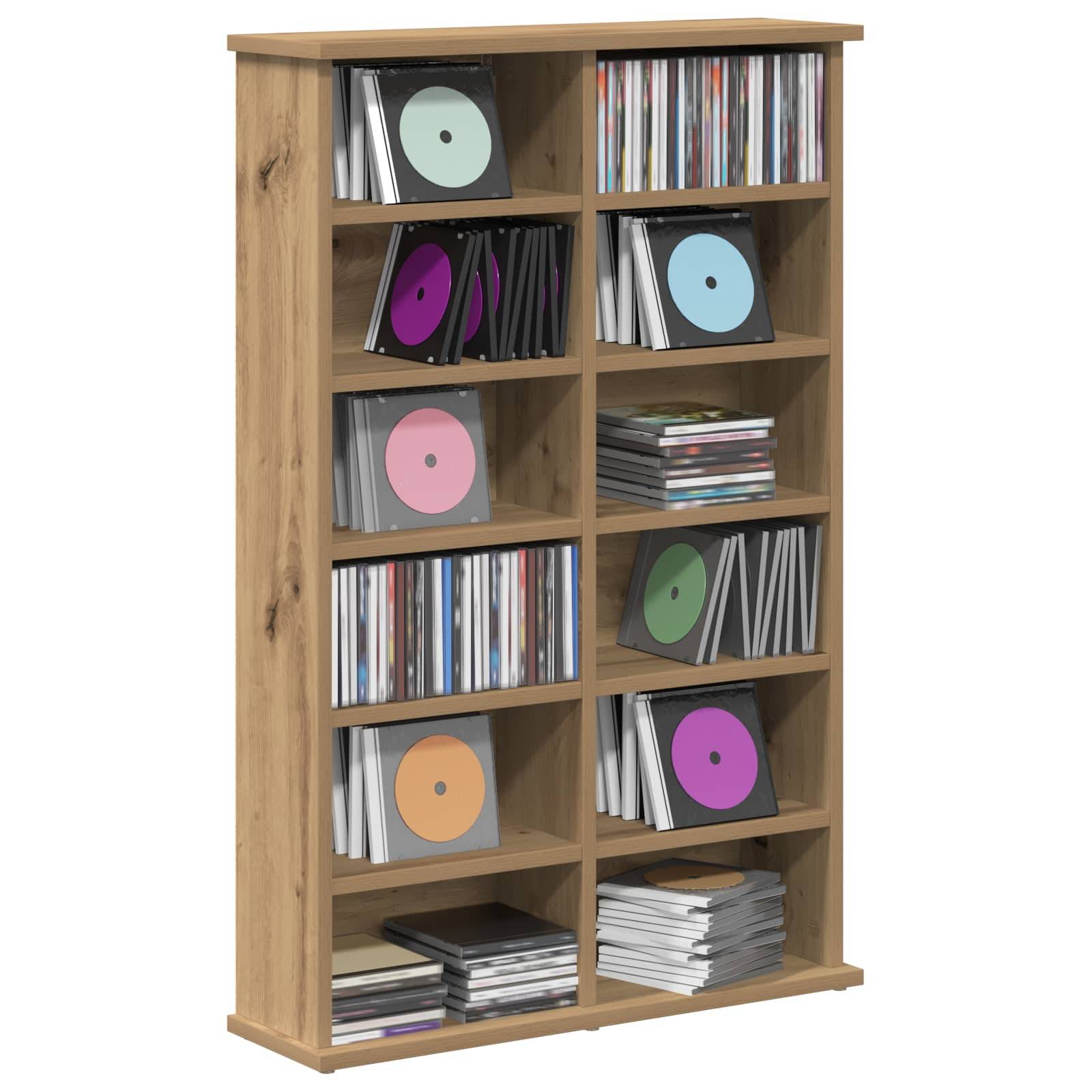 Holzregal gefüllt mit Schallplatten und CDs, organisiert in Fachkuben.
