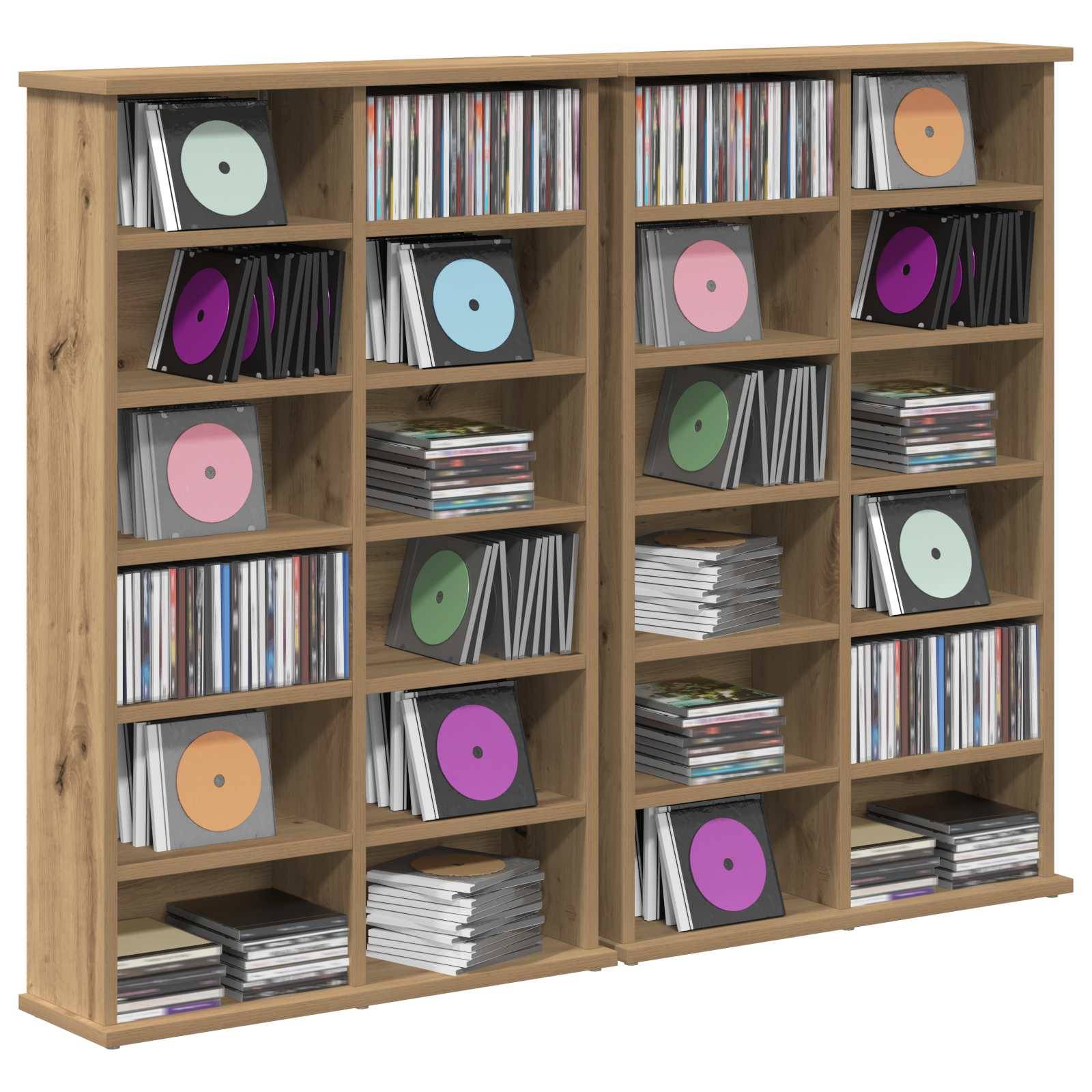 Holzregal gefüllt mit Schallplatten und CD-Hüllen, wobei einige Alben mit ihren farbigen Schallplattenetiketten frontal ausgestellt sind.