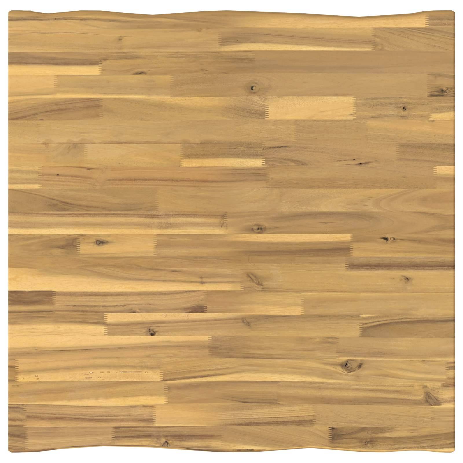 Nahaufnahme einer hellholzfarbigen Tischplatte oder eines Schneidbretts mit sichtbarer natürlicher Holzmaserung und Ästen.