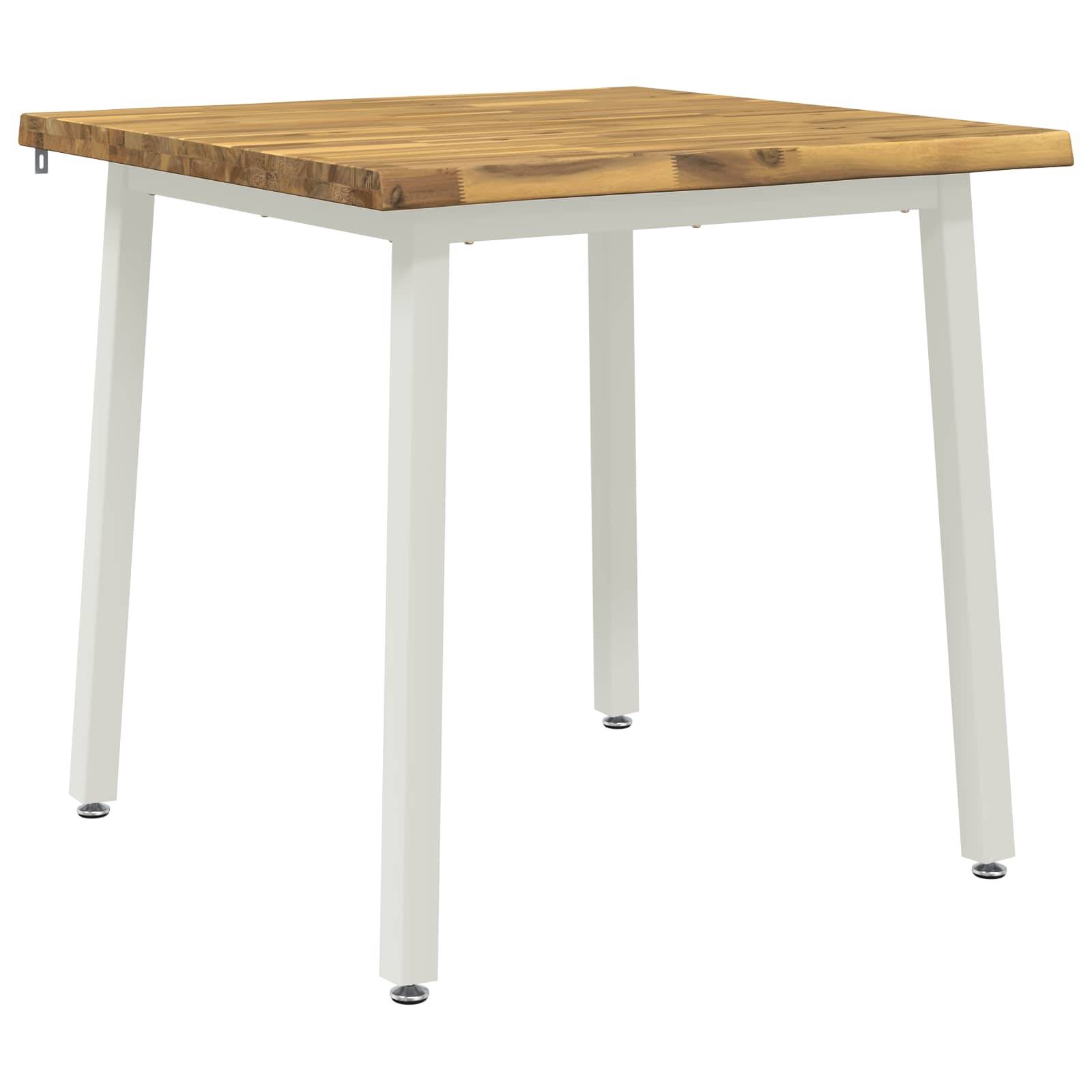 Quadratischer Holztisch mit hellgrauen Metallbeinen auf weißem Hintergrund.