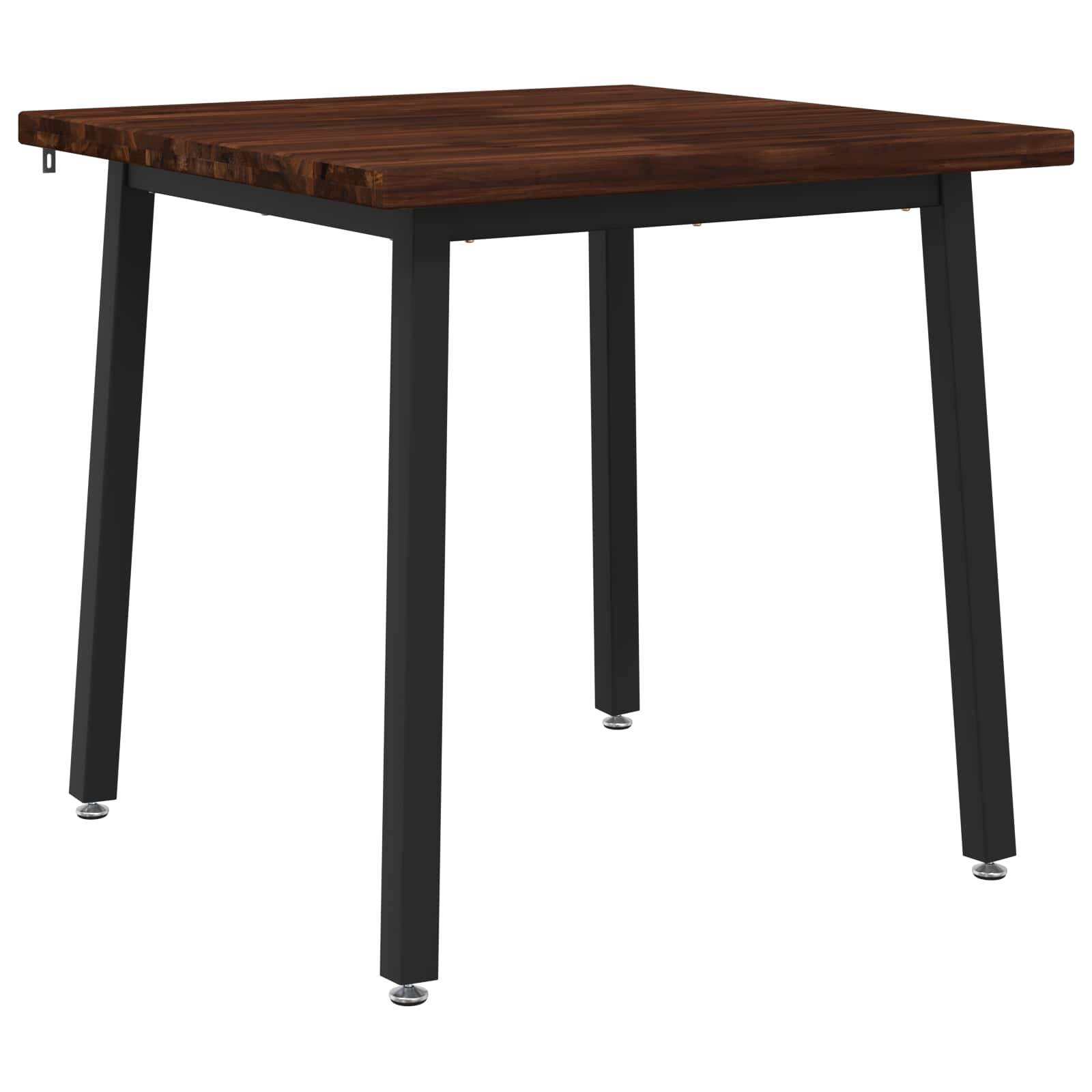 Quadratischer Holztisch mit dunklen Metallbeinen auf weißem Hintergrund.