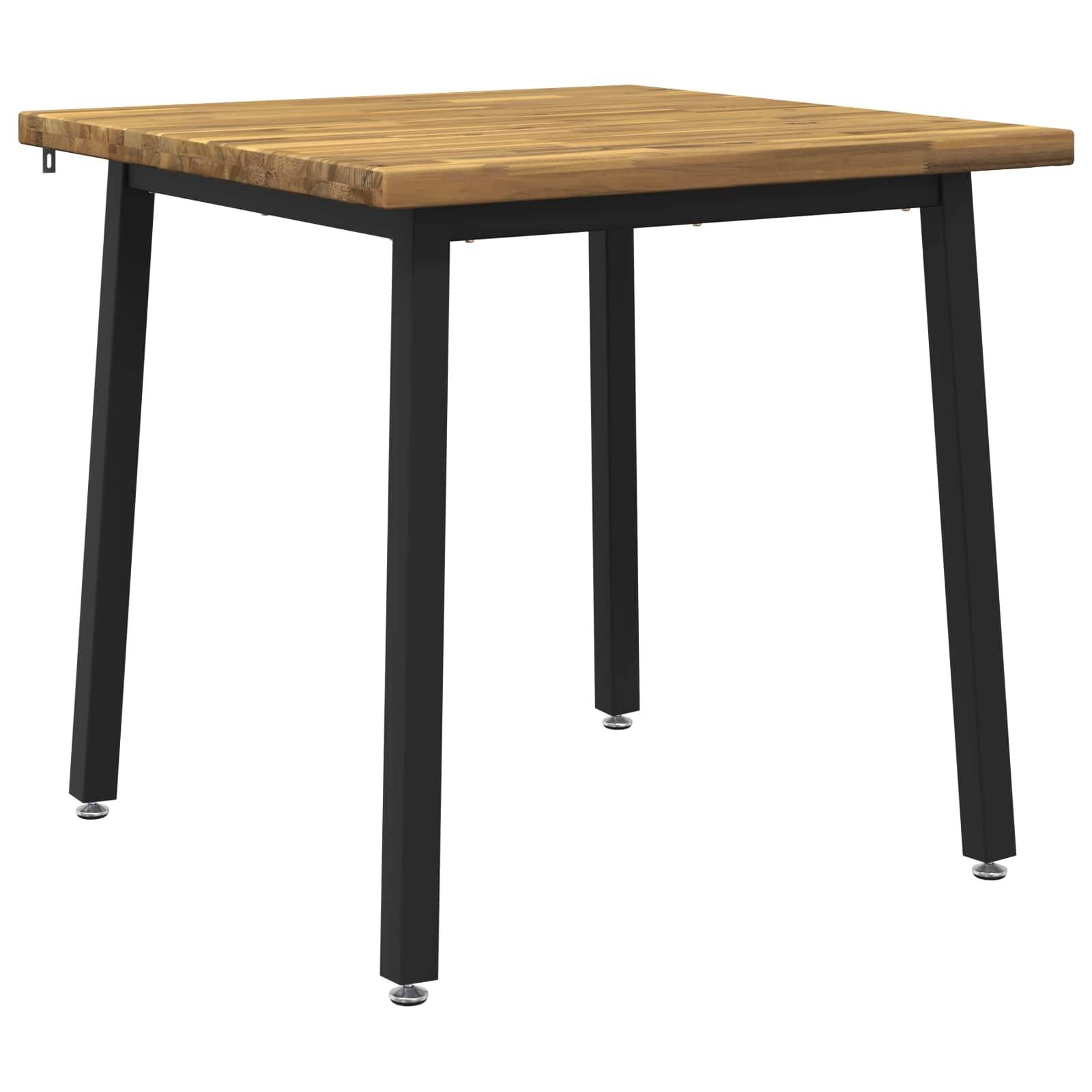 Quadratischer Holztisch mit schwarzen Metallbeinen auf weißem Hintergrund.