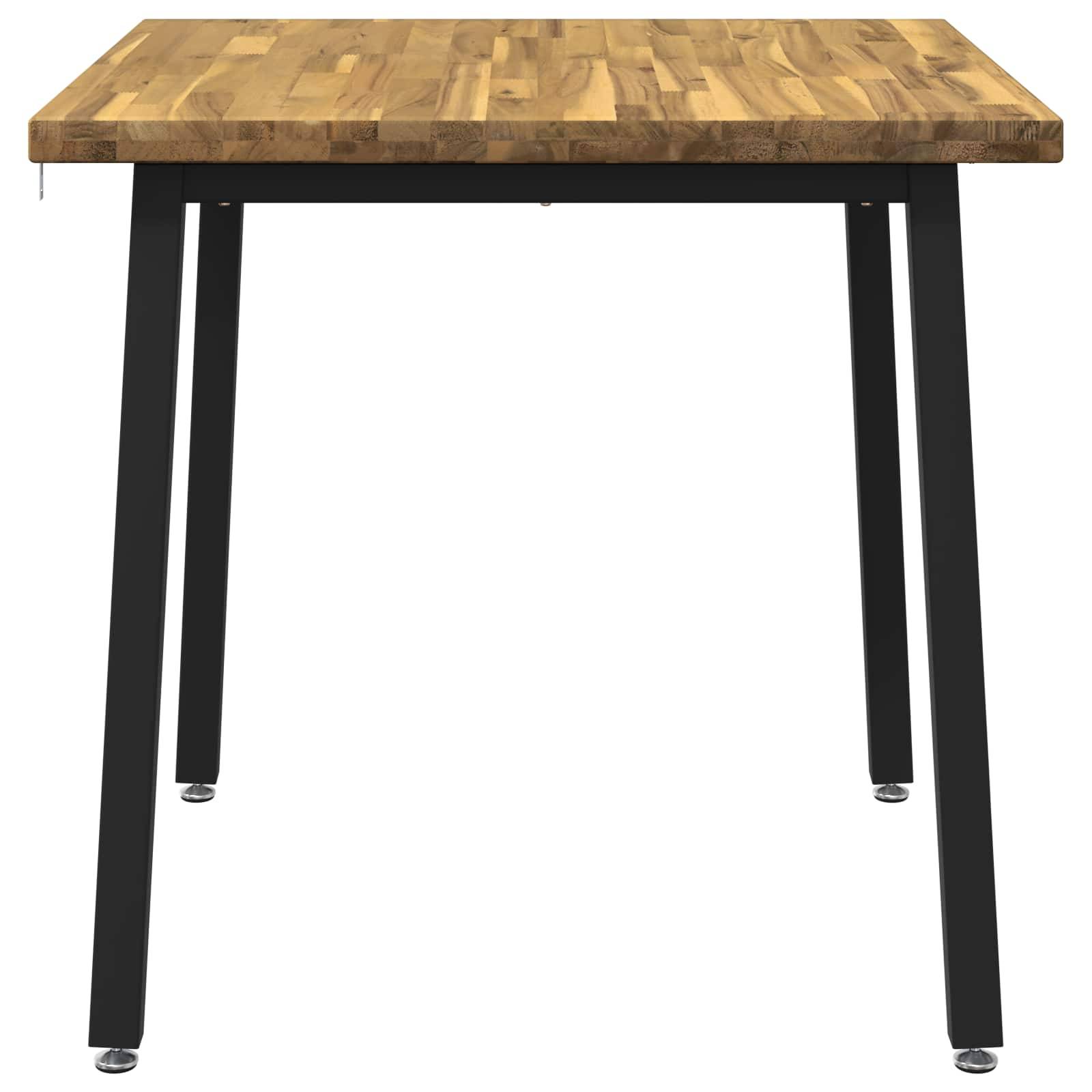 Tisch mit Holzplatte und schwarzen Metallbeinen auf weißem Hintergrund.