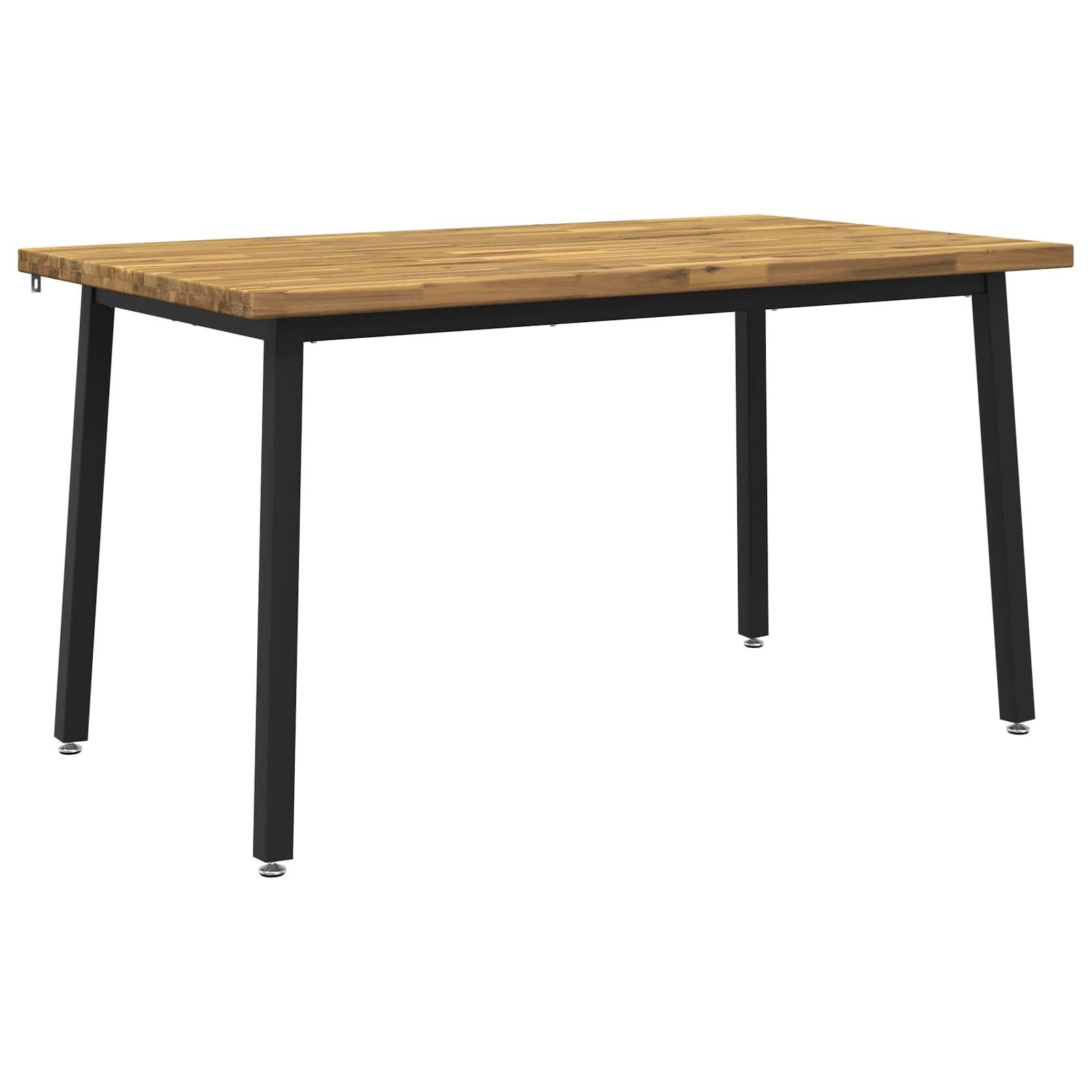 Rechteckiger Holzesstisch mit schwarzen Metallbeinen auf weißem Hintergrund.