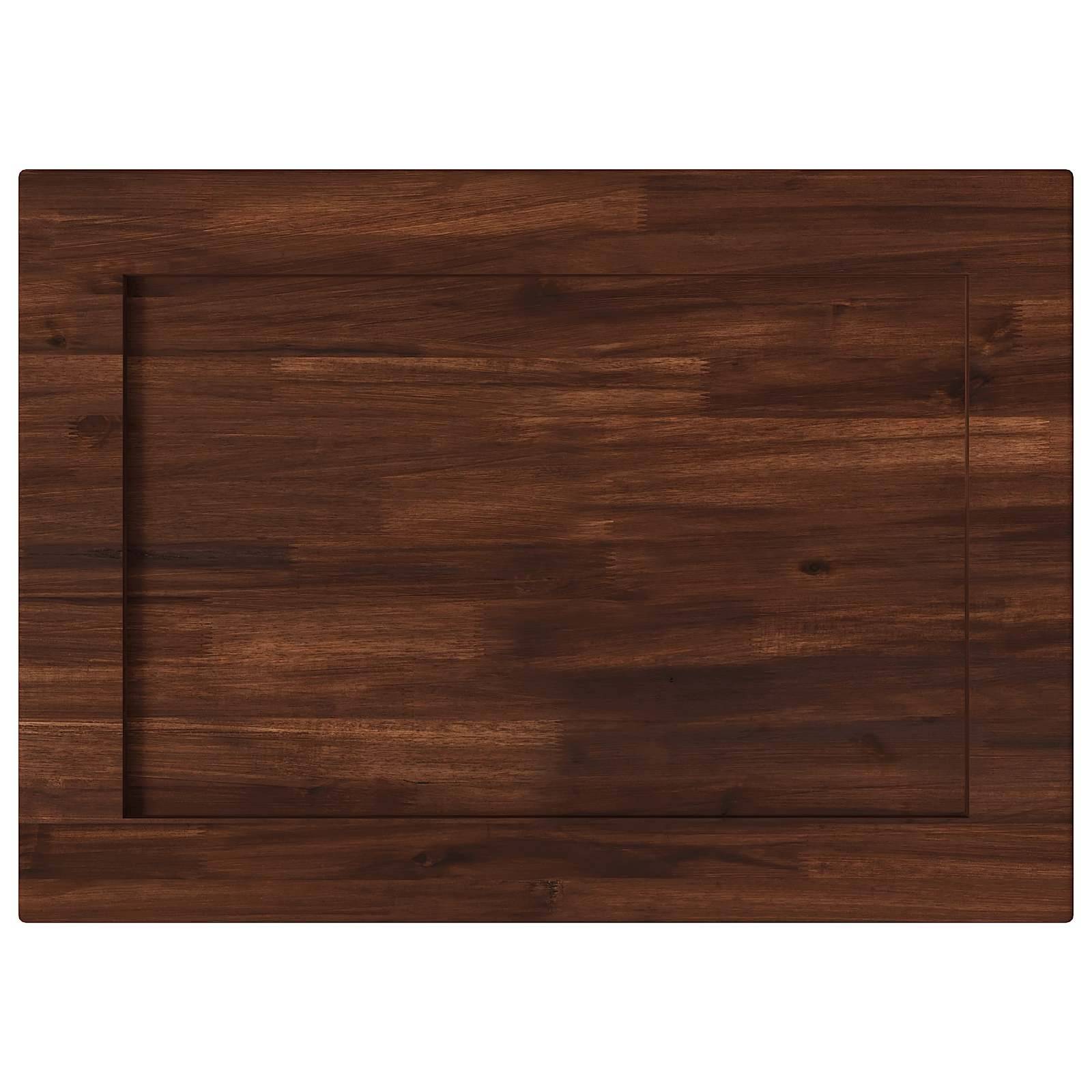 Dunkel gebeizte Holzschneidebrett mit einer vertieften Mittelfläche, gezeigt auf einem schlichten weißen Hintergrund.