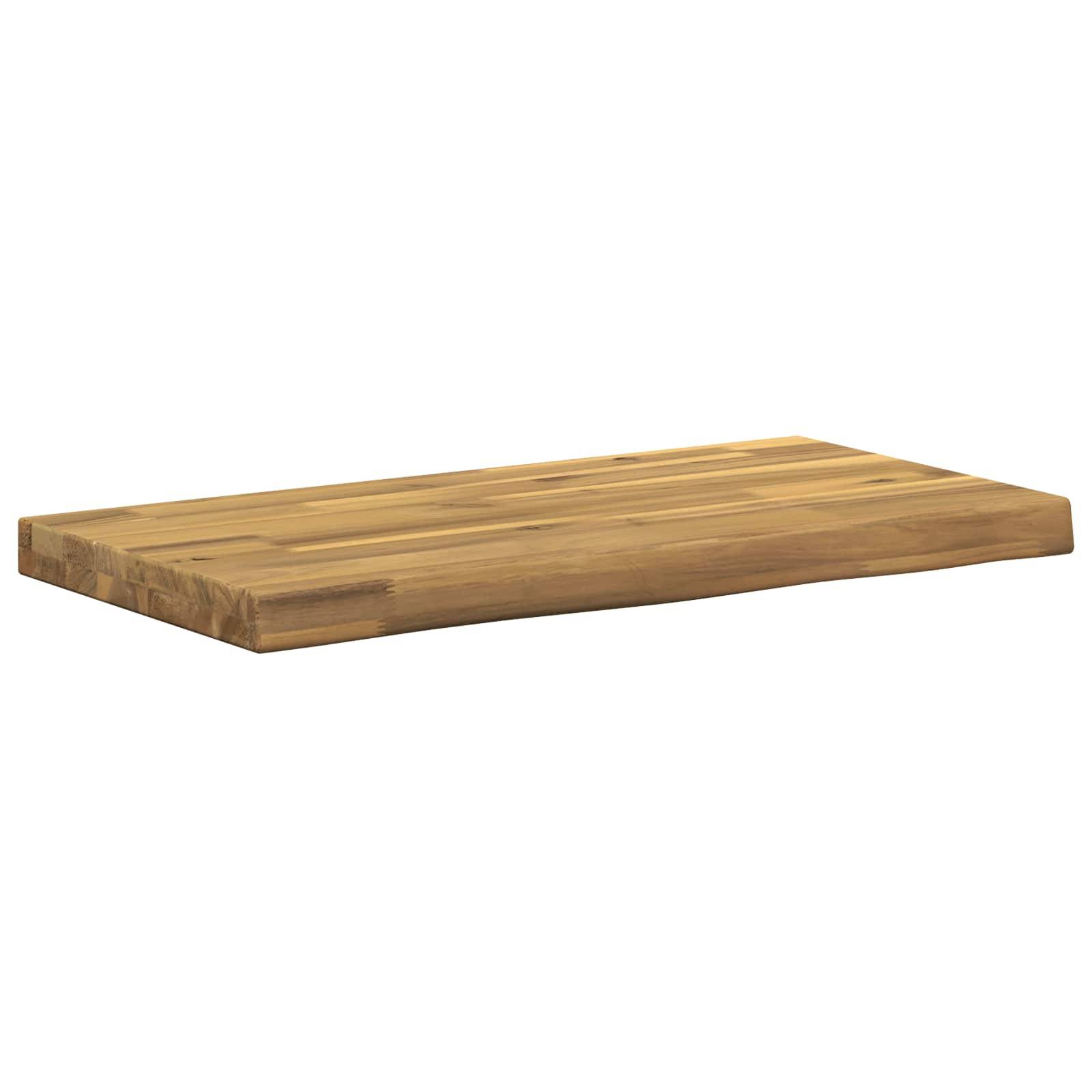 Ein rechteckiges Holzschneidebrett auf weißem Hintergrund, in perspektivischer Ansicht dargestellt.
