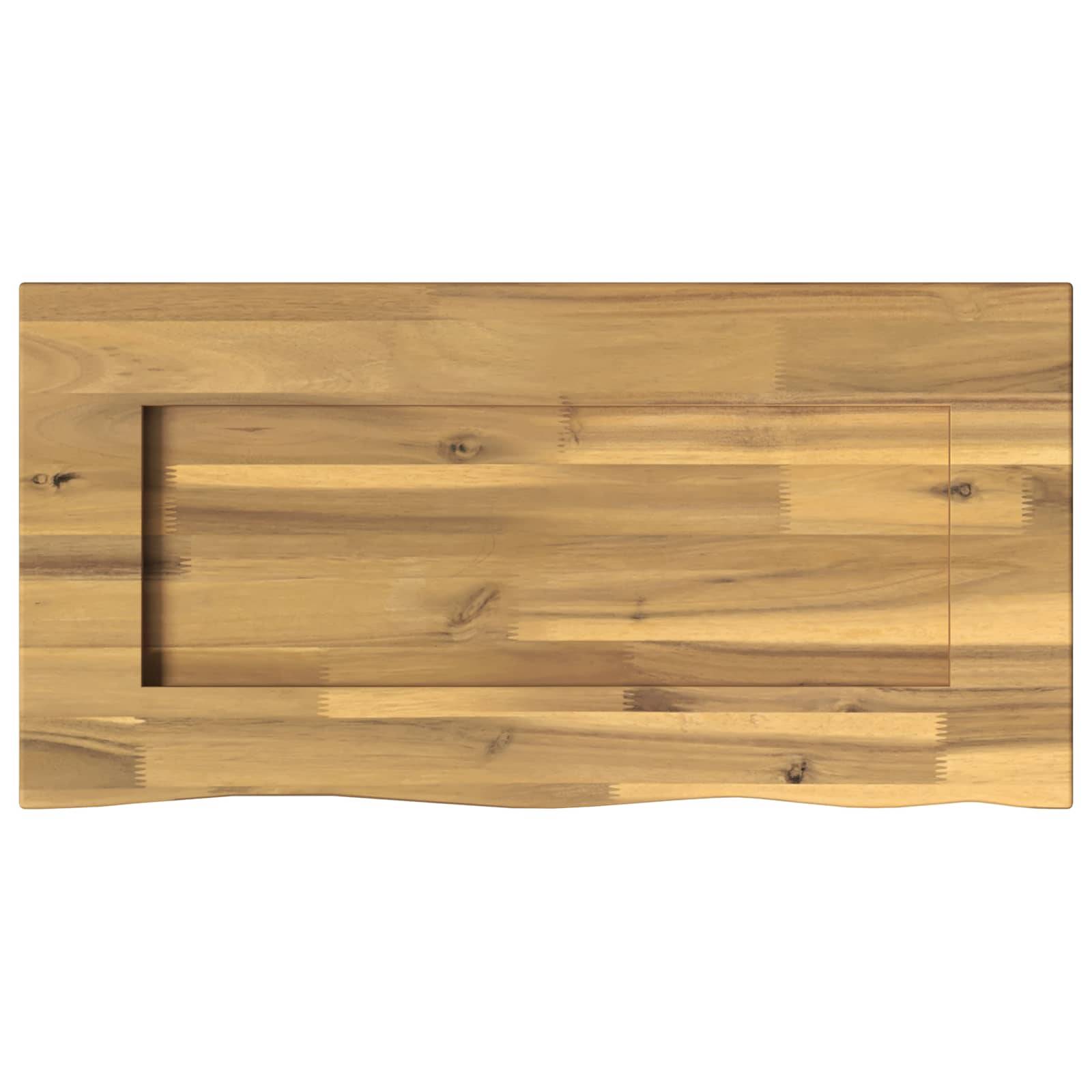 Rechteckiges Holzschneidebrett mit einer vertieften mittleren Platte und einer Live-Edge-Unterseite, gezeigt vor weißem Hintergrund.