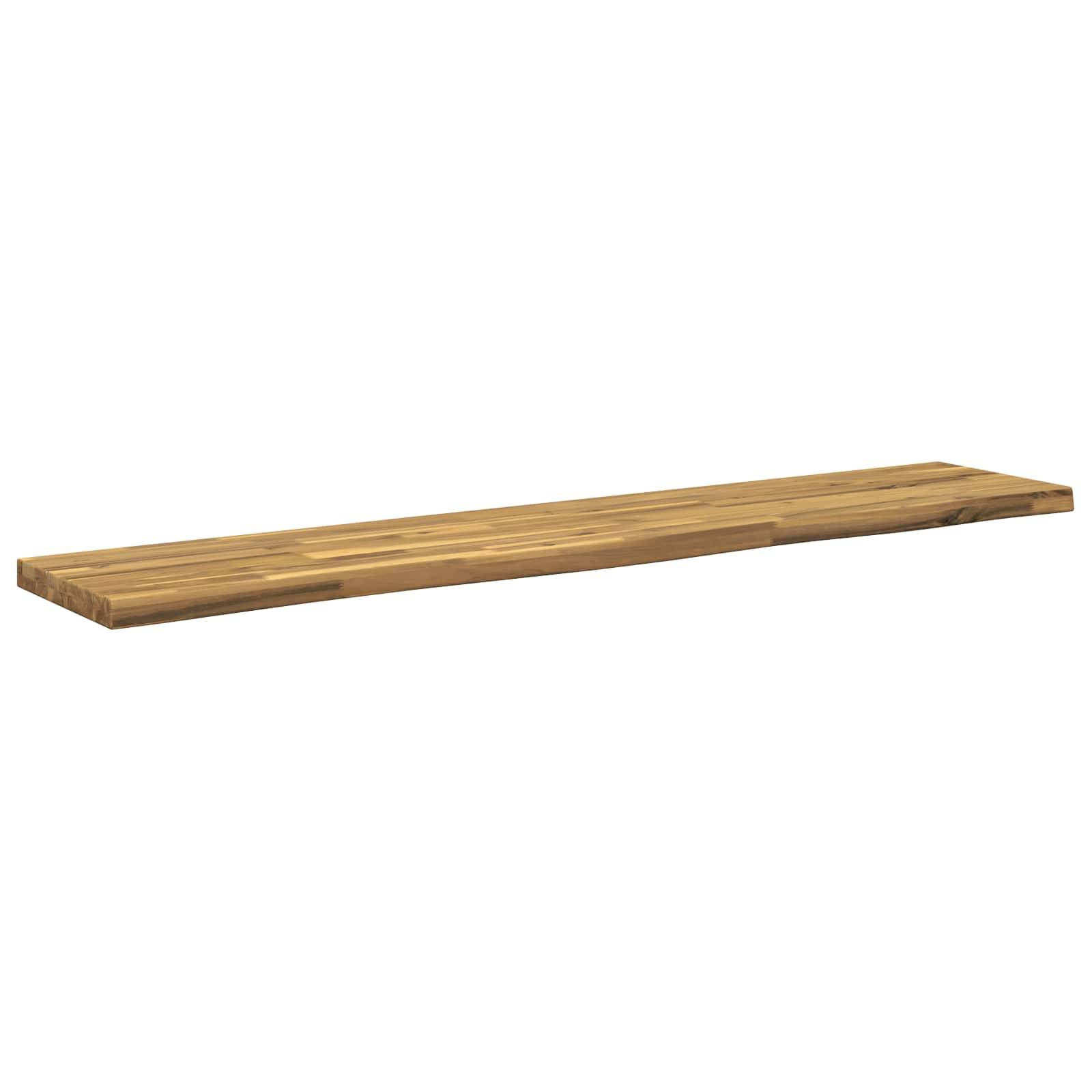 Lange schmale hölzerne Planke oder Regalbrett isoliert auf weißem Hintergrund.