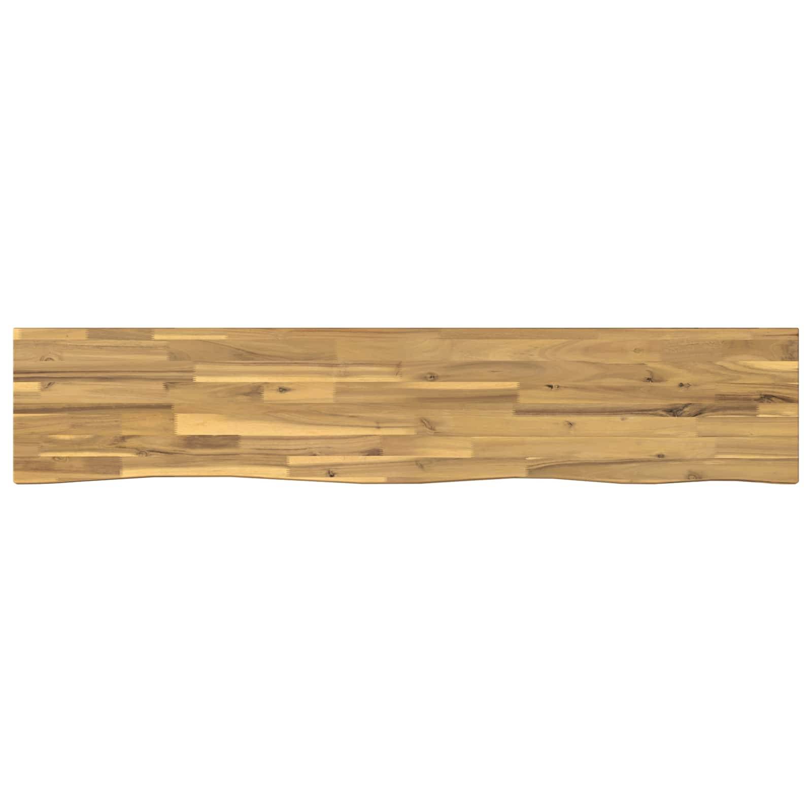 Lange horizontale Holzplanke mit heller brauner Maserung auf weißem Hintergrund.