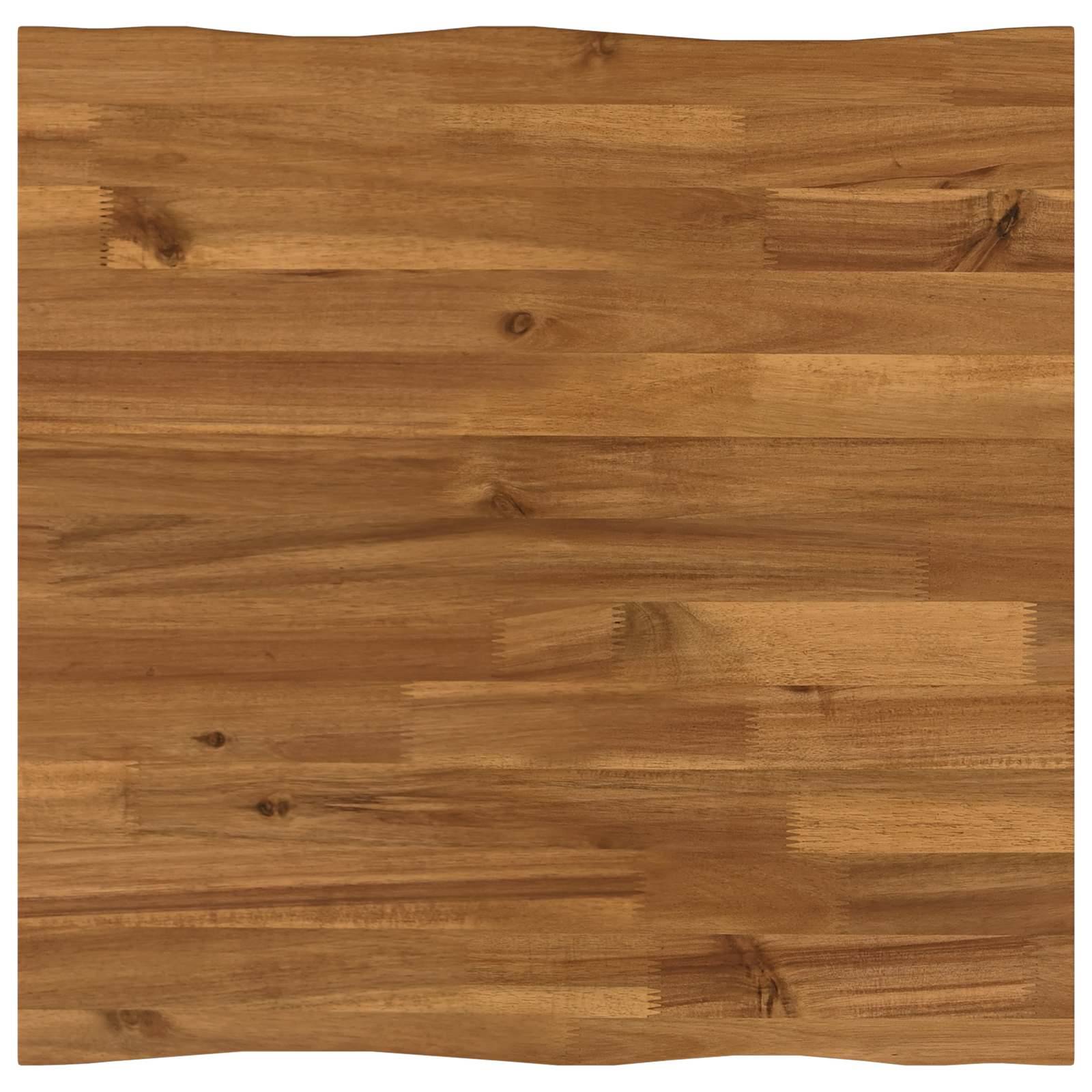 Nahaufnahme eines rechteckigen Holzbretts mit natürlicher Maserung und wellenförmigen Kanten, gezeigt vor einem einfachen weißen Hintergrund.