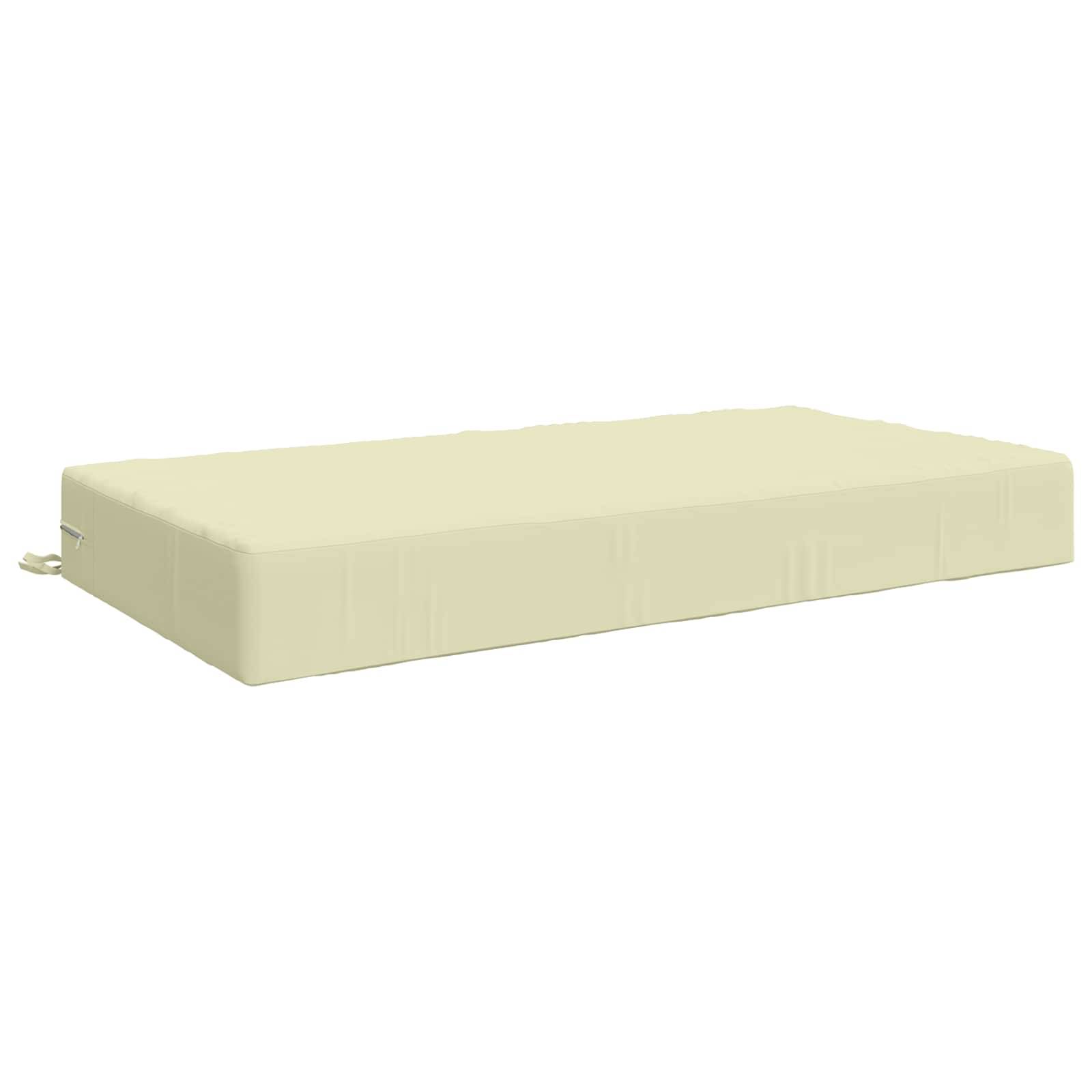Beige rechteckliches Schaumstoff-Kissen oder Matratzenauflage auf weißem Hintergrund.