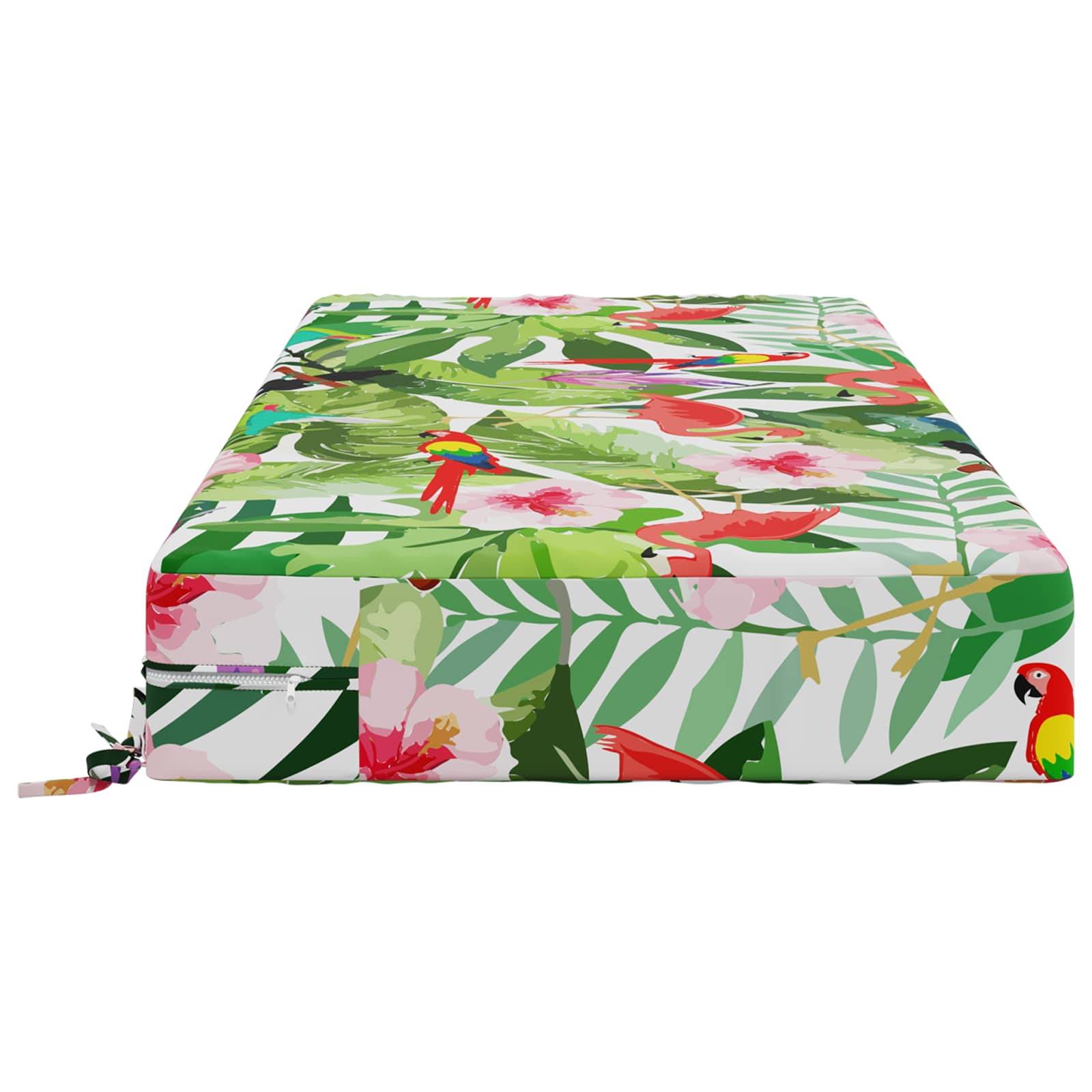 Quadratisches Kissen oder Sitzkissen mit tropischem Blatt- und Papageienmuster in Grün, Rosa und Rot, gezeigt auf weißem Hintergrund.