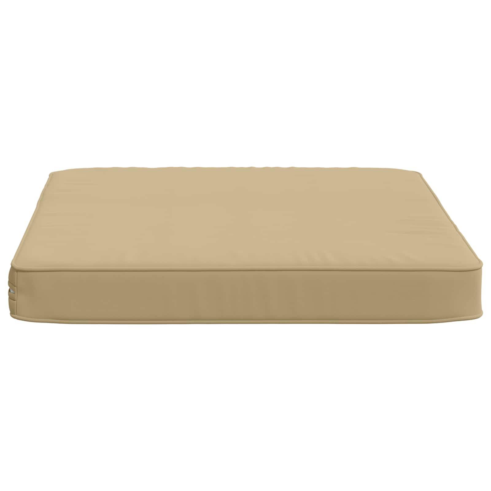 Beige rechteckiges Kissen oder Bodenmatte auf weißem Hintergrund.