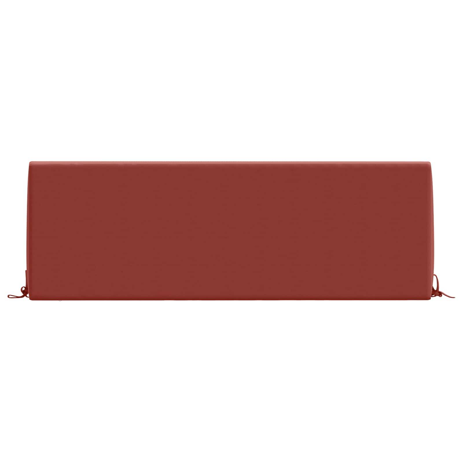 Eine lange, rechteckige rote Lederhandtasche mit Umschlagverschluss und kleinen Quasten an den Seiten auf weißem Hintergrund.