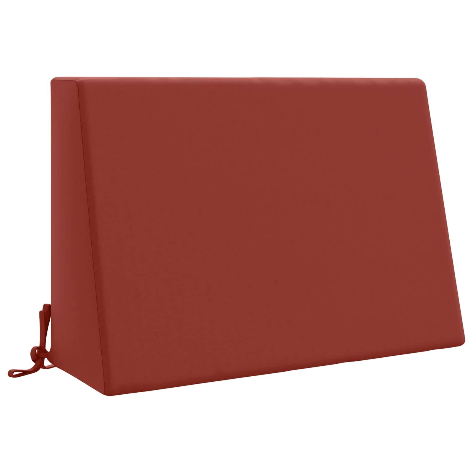 Rotes dreieckiges Keilkissen mit roter Schleife, isoliert auf weißem Hintergrund dargestellt.