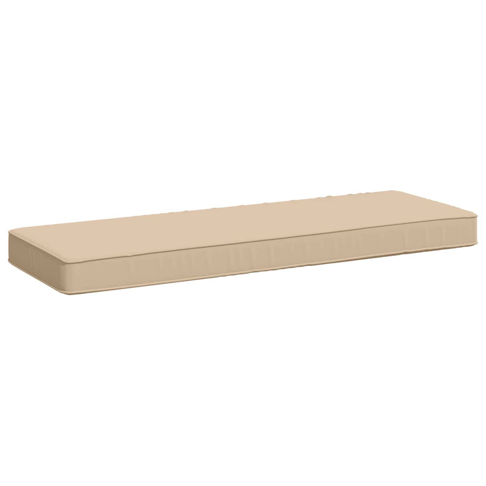Beige rechteckiges Schaumstoff-Matratzenauflage oder Kissen auf weißem Hintergrund.