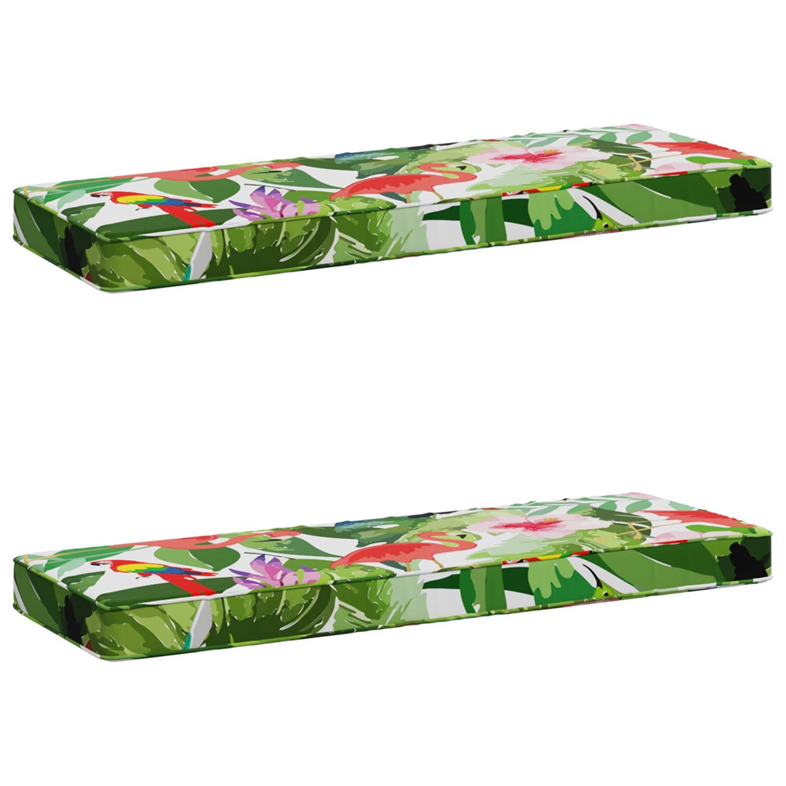 Zwei rechteckige Kissen mit grünem tropischem Blatt- und Blumenmuster, separat auf weißem Hintergrund dargestellt.