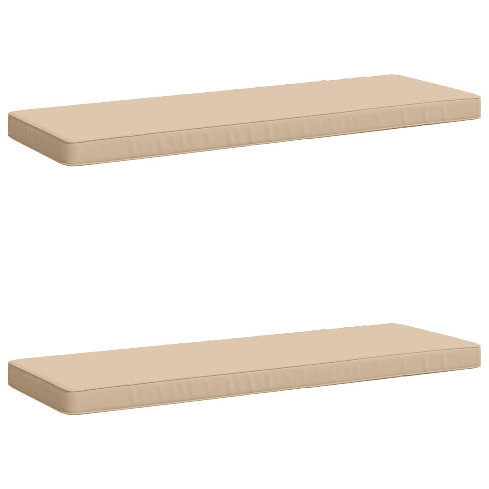 Zwei beige rechteckige Kissen oder Matratzenauflagen, separat auf weißem Hintergrund gezeigt.