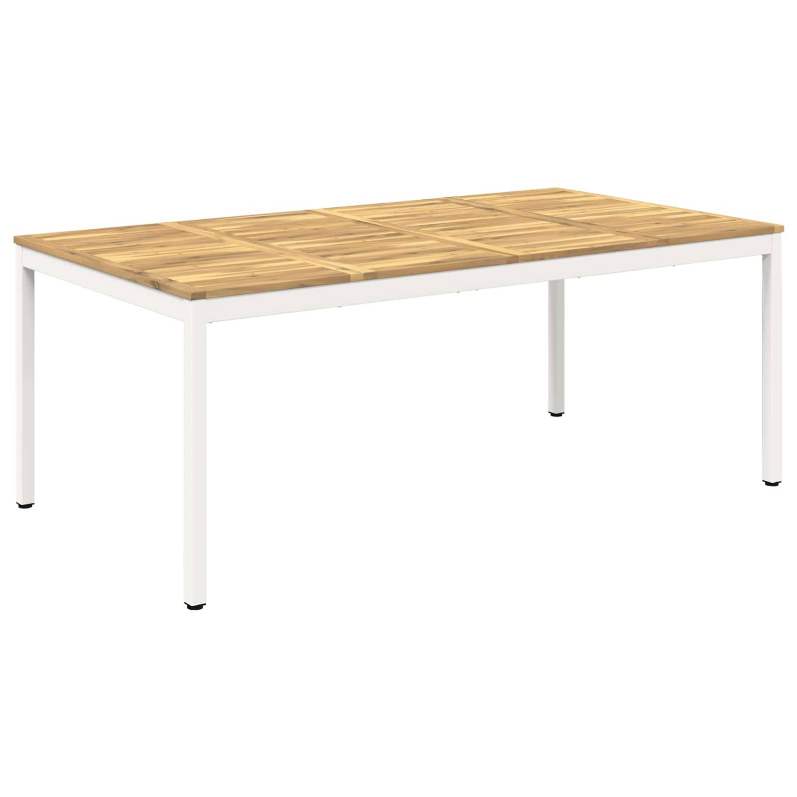 Rechteckiger Tisch mit einer hellem Holzplatte und weißen Metallbeinen auf weißem Hintergrund.