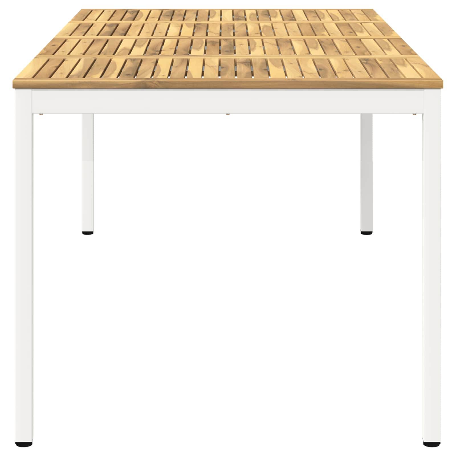 Holztisch mit Lamellen und heller Holzplatte sowie weißen Metallbeinen auf einfachem Hintergrund.