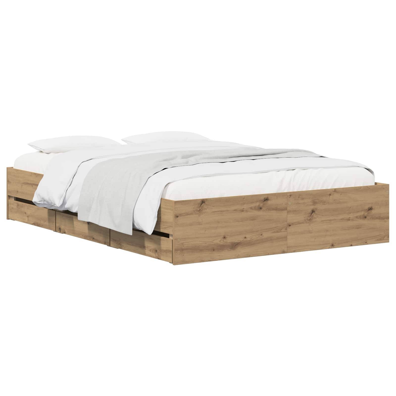 Holzbett mit weißer Bettwäsche und Kissen auf weißem Hintergrund.