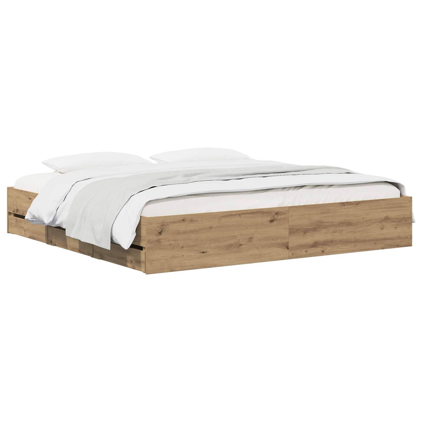 Holzbettgestell mit weißer Bettwäsche und Kissen auf einfachem weißem Hintergrund