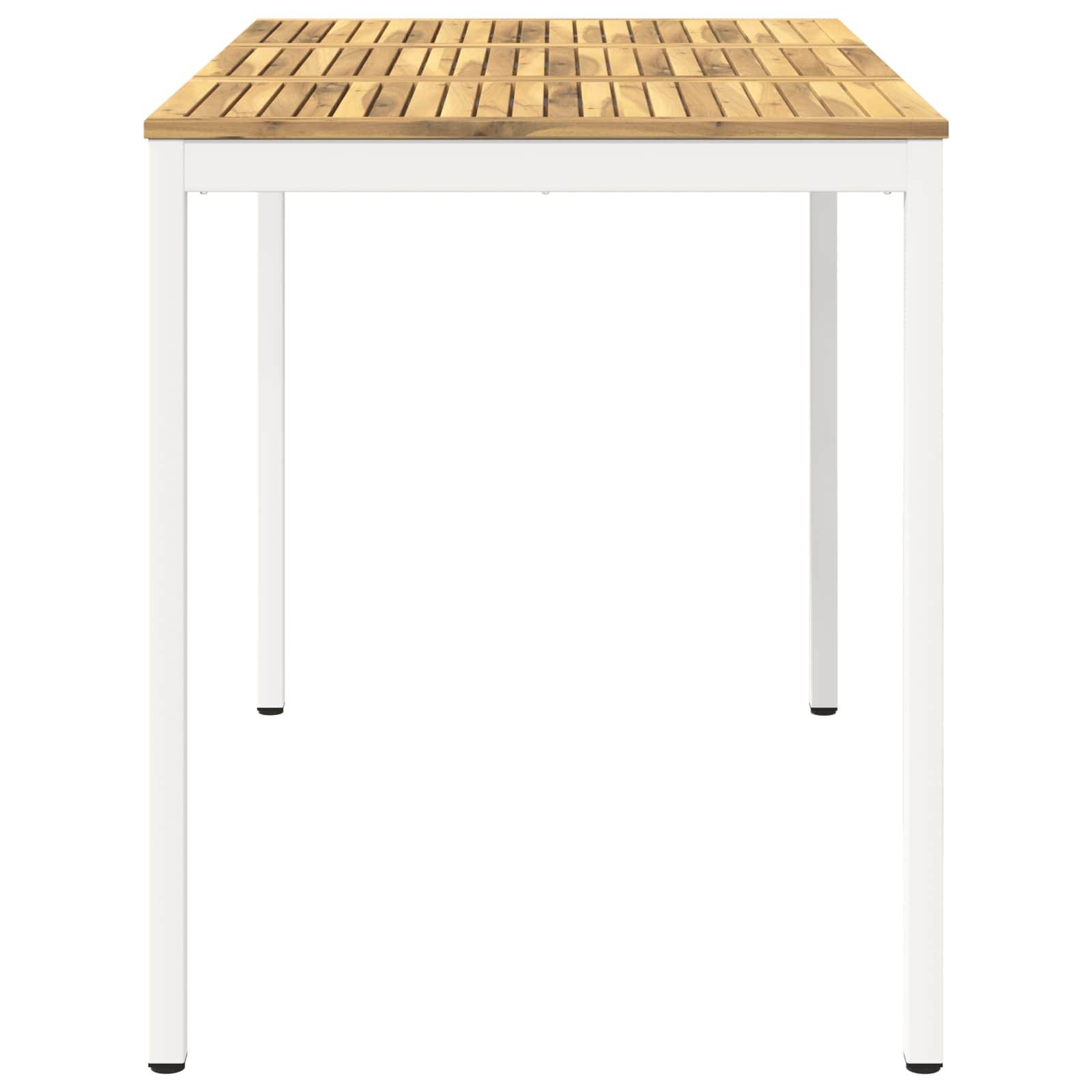 Quadratischer Tisch mit Holzplatte und weißen Beinen, vor einem schlichten weißen Hintergrund gezeigt.