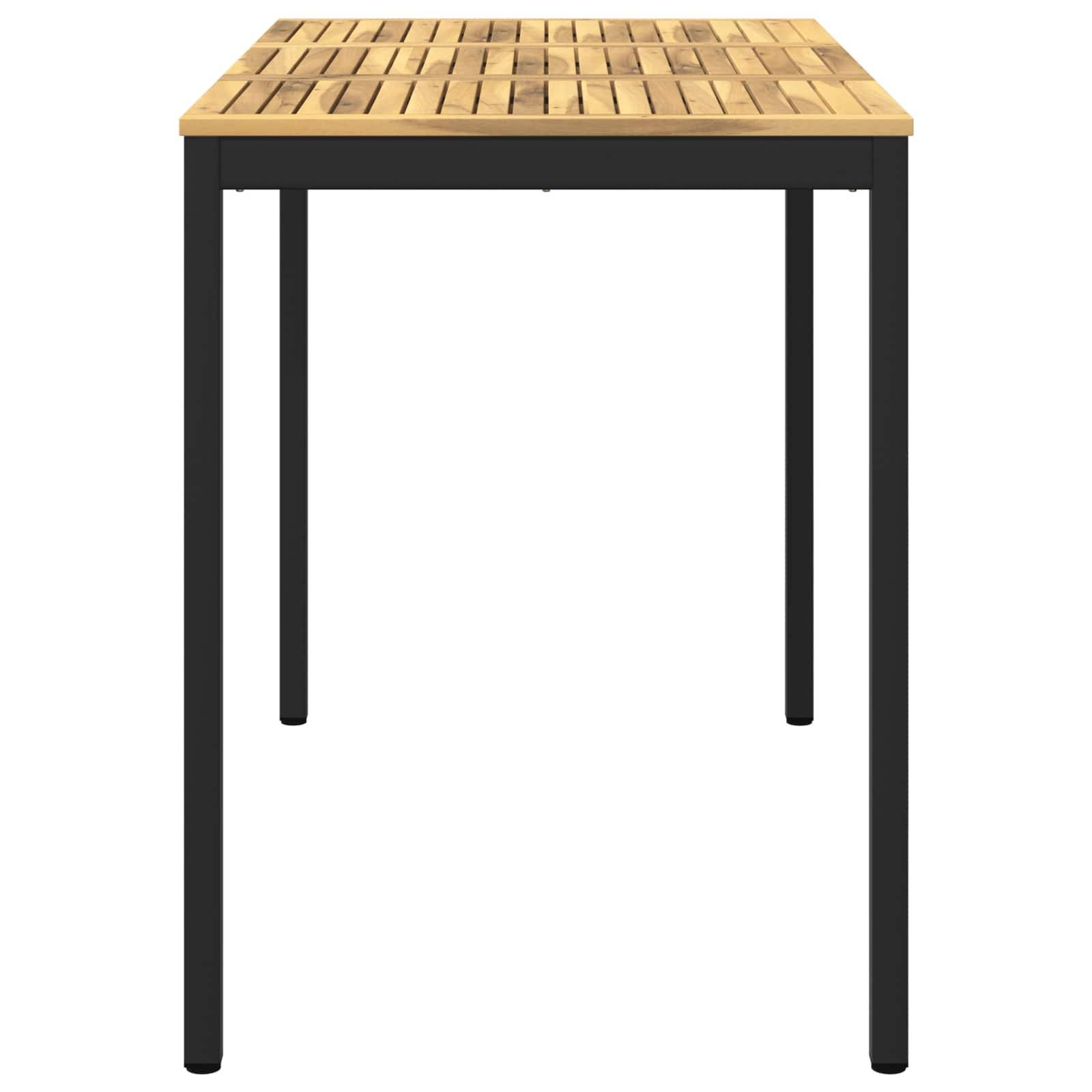 Ein kleiner quadratischer Tisch mit einer hellen Holzlattenkonstruktion und vier schwarzen Metallbeinen auf weißem Hintergrund.