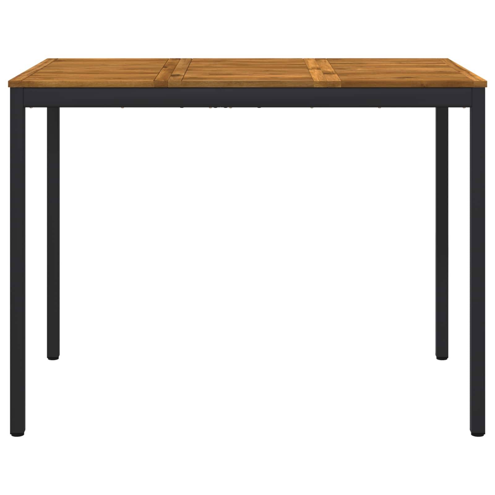 Tisch mit Holzplatte und schwarzen Metallbeinen auf weißem Hintergrund.