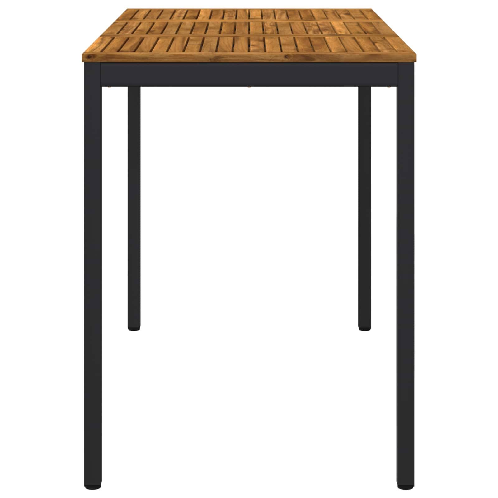 Quadratischer Tisch mit Holzlattenoberfläche und schwarzem Metallgestell, dargestellt vor weißem Hintergrund.